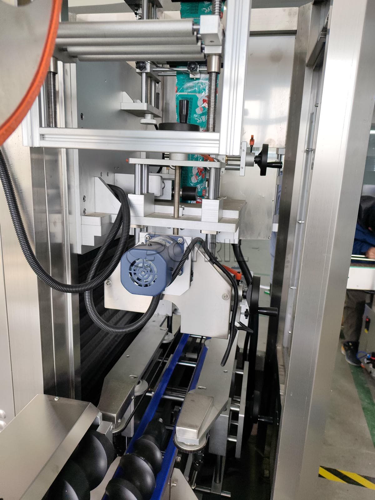 Sleeve labeling machine
