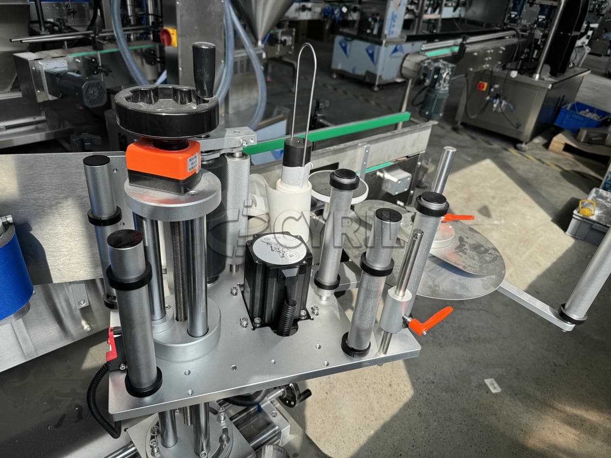 Round bottle rolling labeling machine