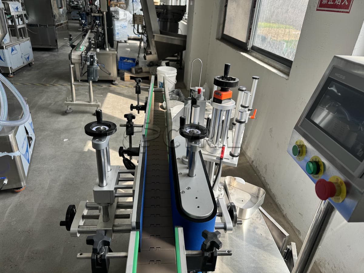 Round bottle rolling labeling machine