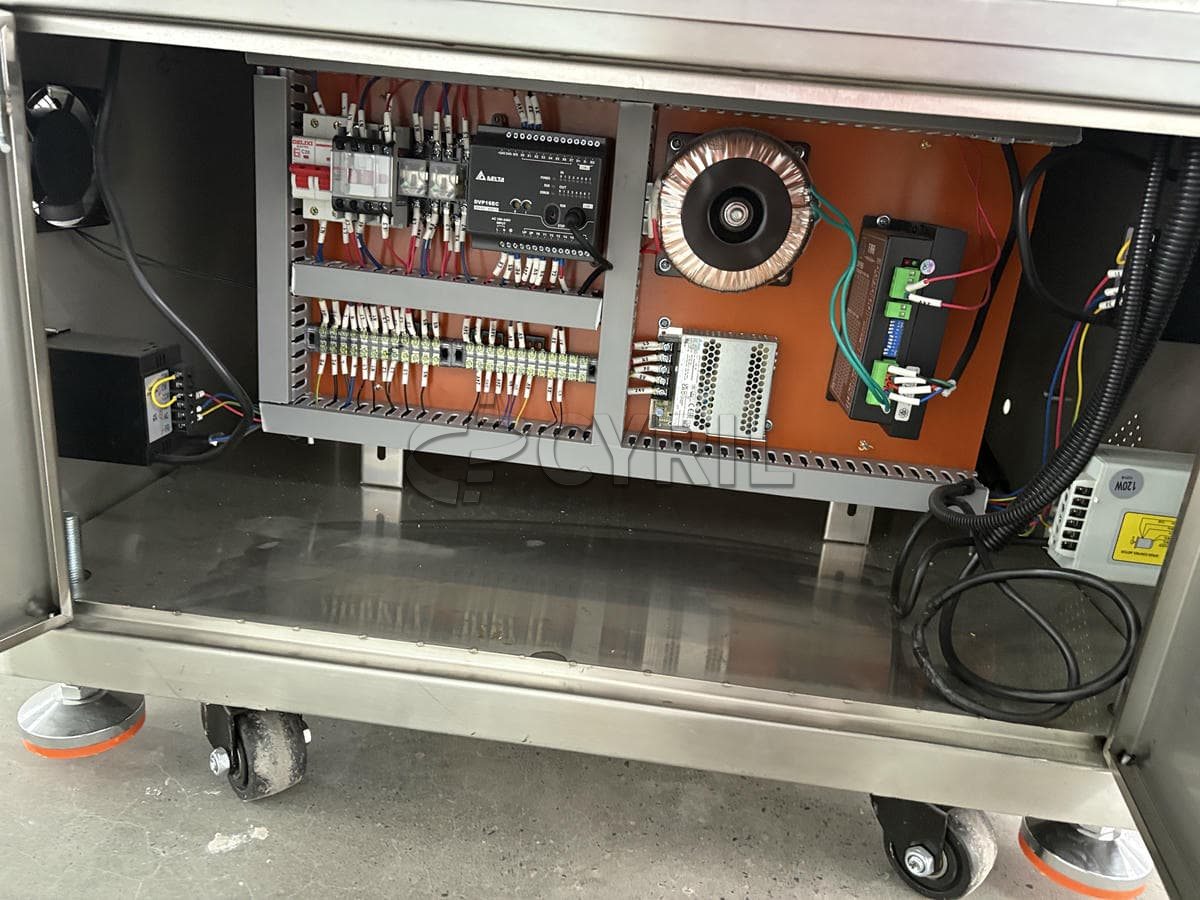 Round bottle rolling labeling machine