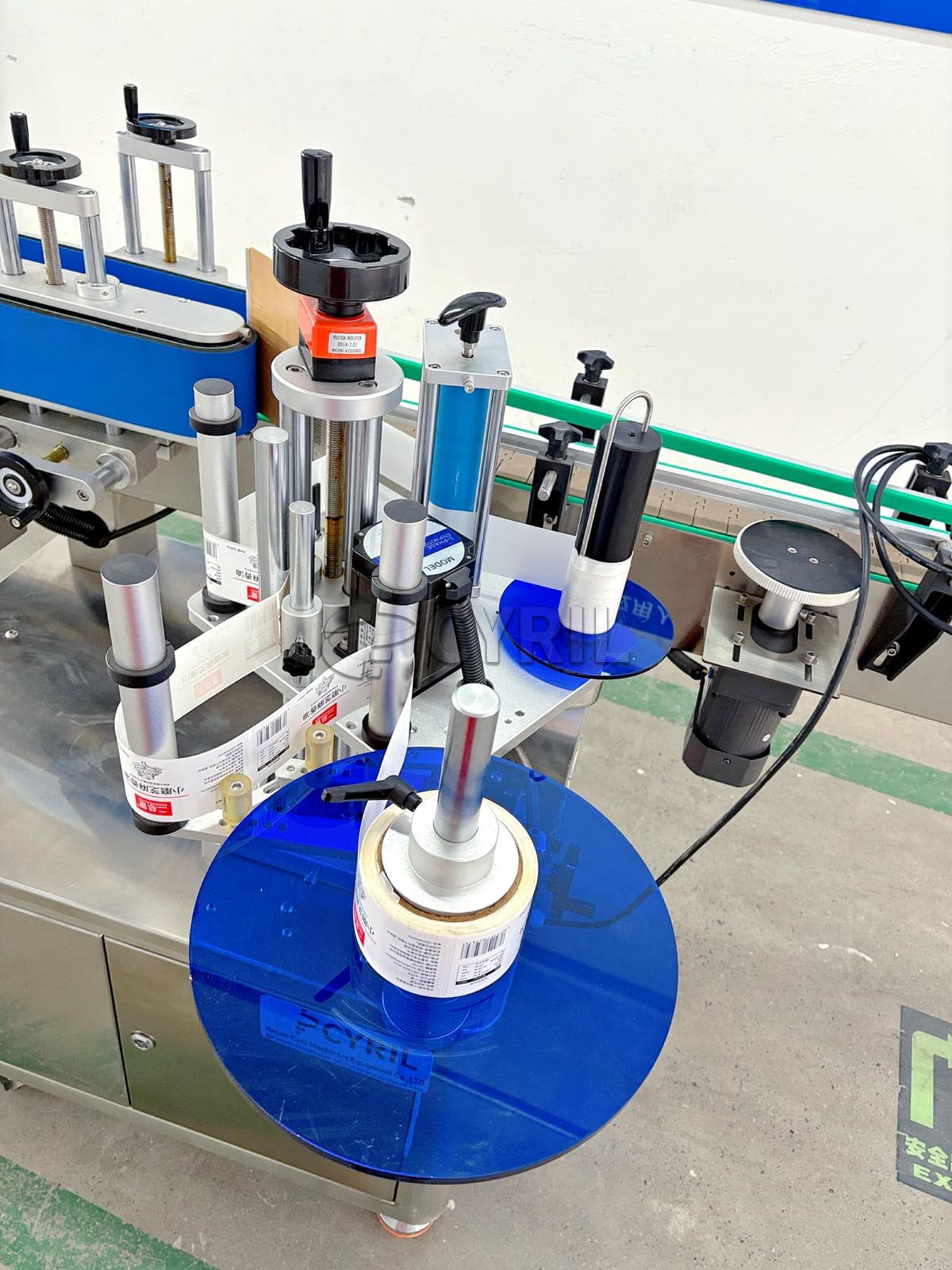 Round bottle rolling labeling machine
