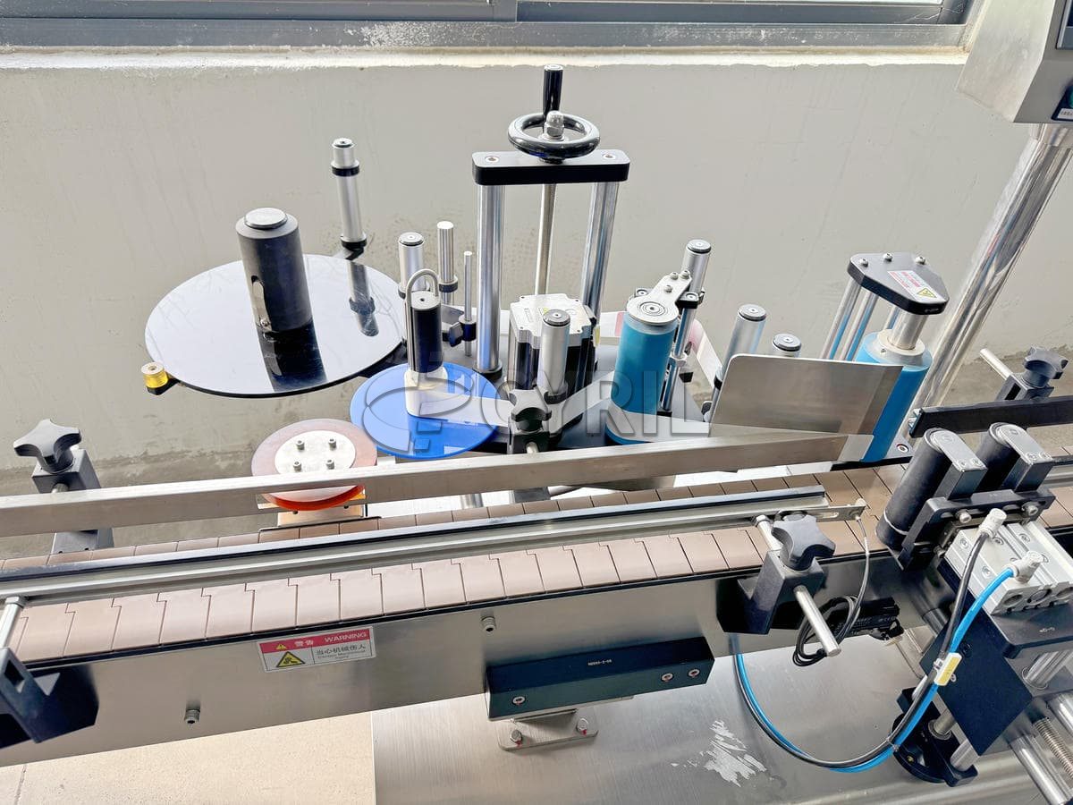 Round bottle positioning labeling machine