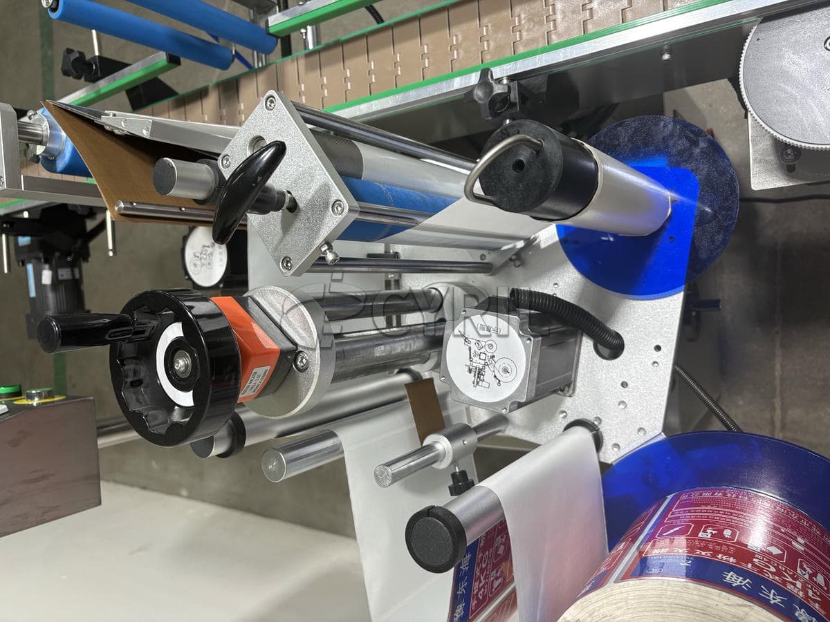 Round bottle positioning long glue stick labeling machine