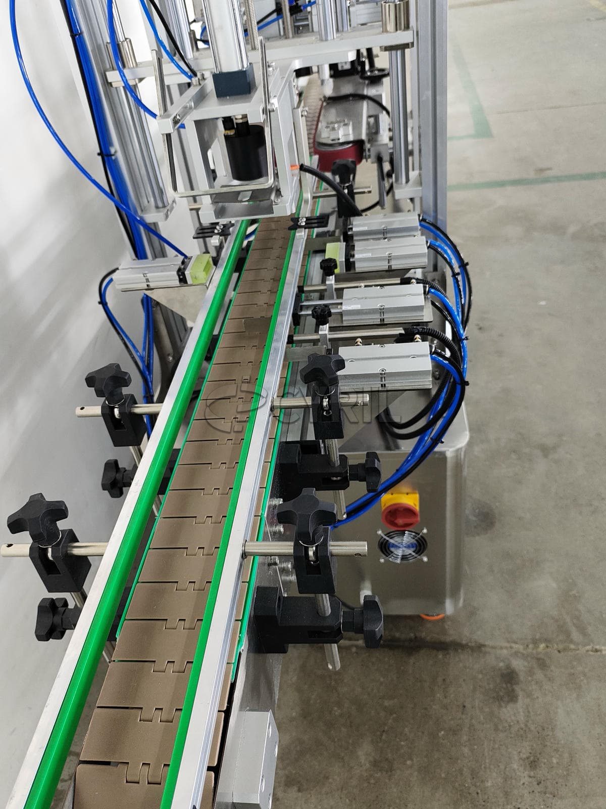 Four-wheel capping and capping machine