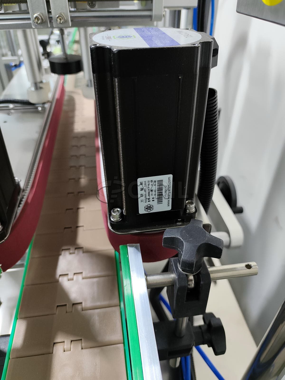 Four-wheel capping and capping machine