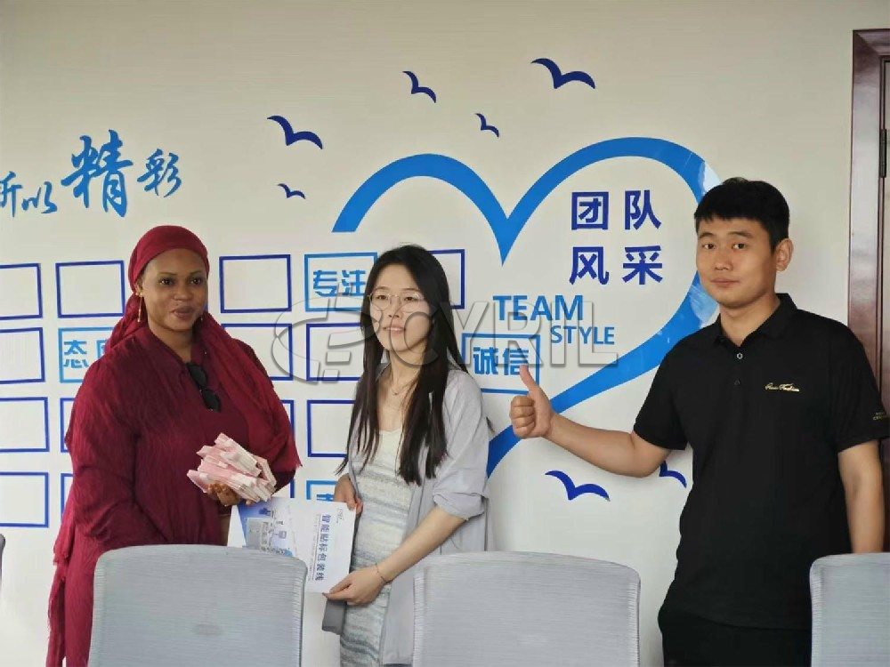 The acceptance of the fully automatic labeling machine was successfully completed! The customer confirms receipt after witnessing the labeling accuracy on site