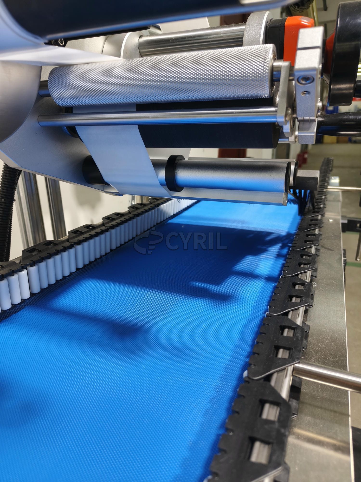 Flat labeling machine roller guide