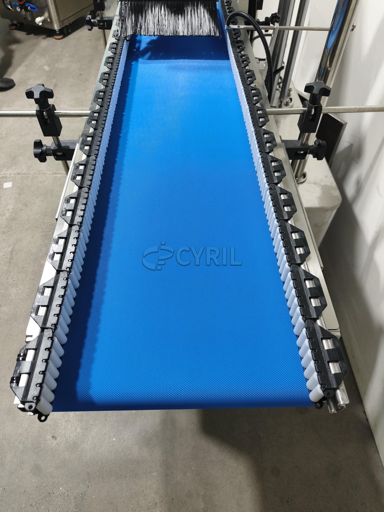 Flat labeling machine roller guide