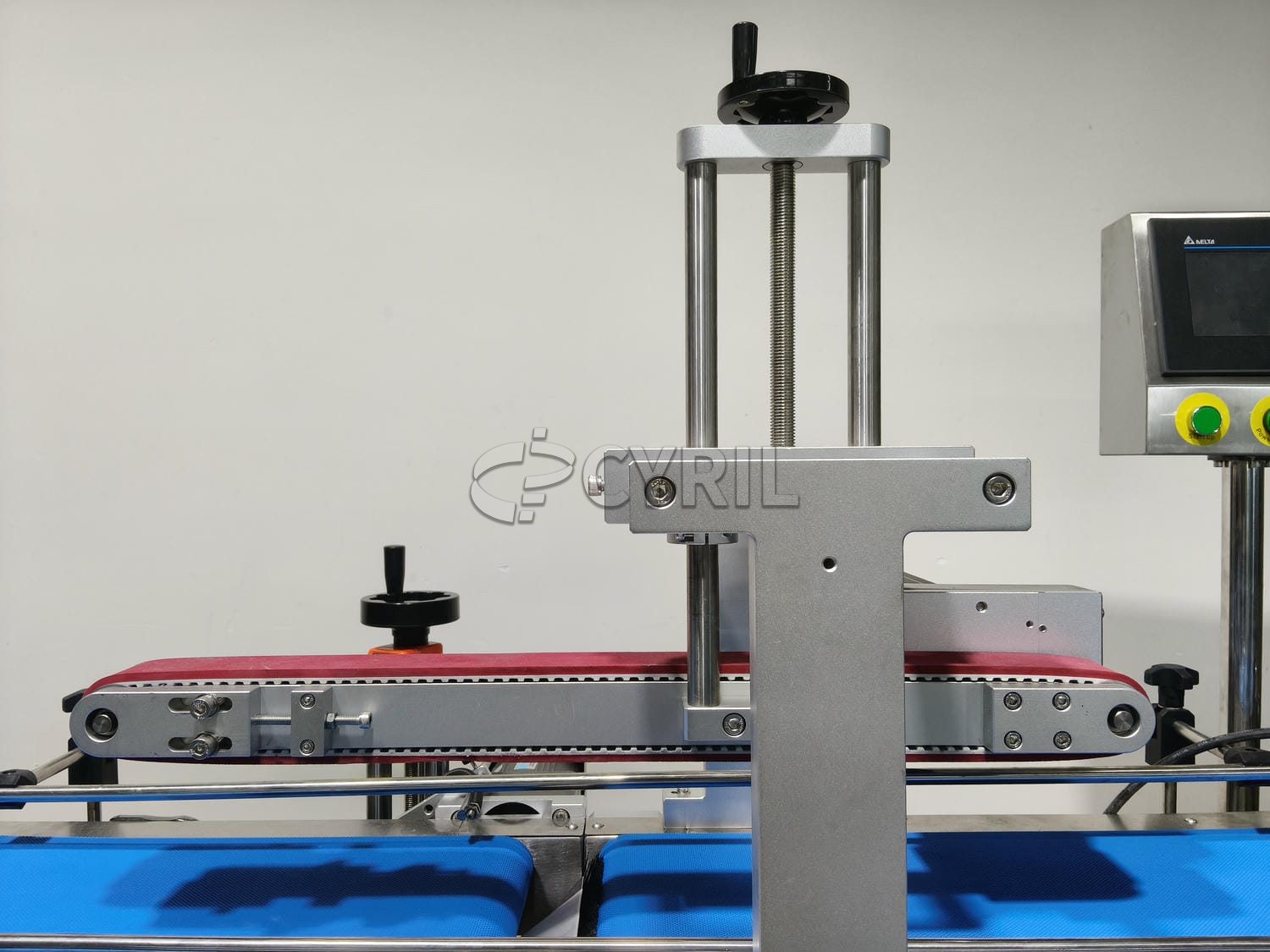 Flat labeling machine under pressure
