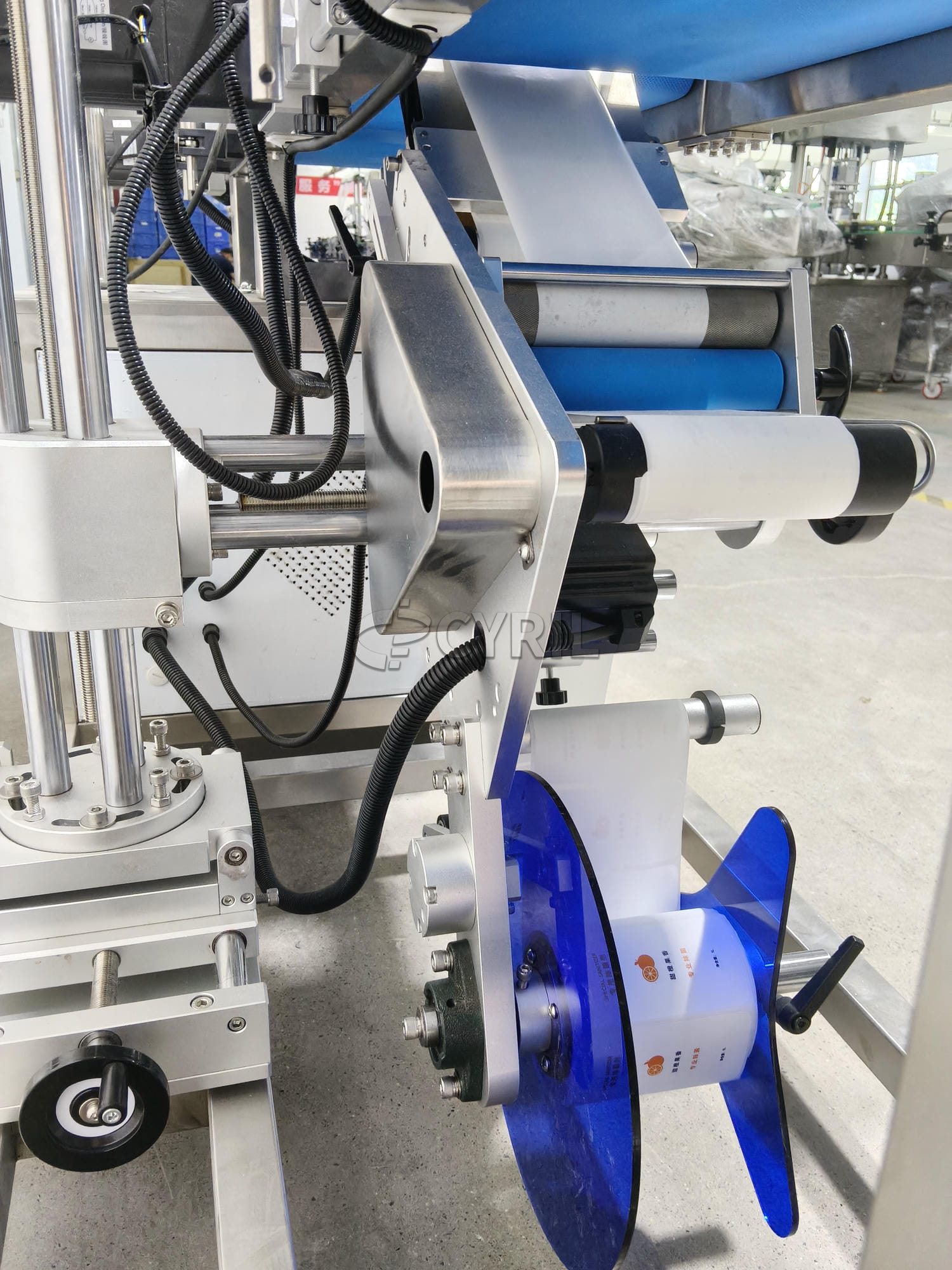 Flat labeling machine under pressure