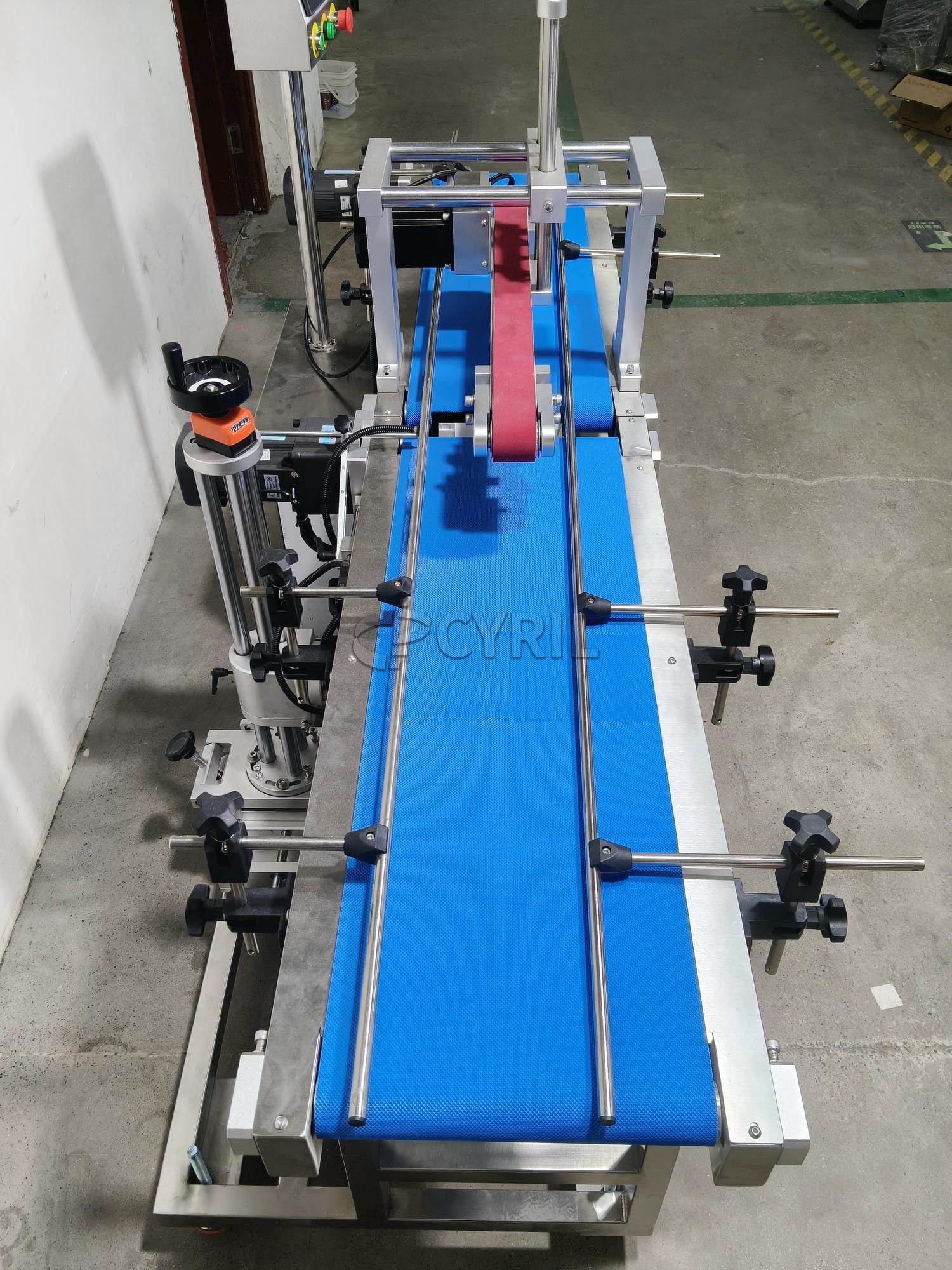 Flat labeling machine under pressure