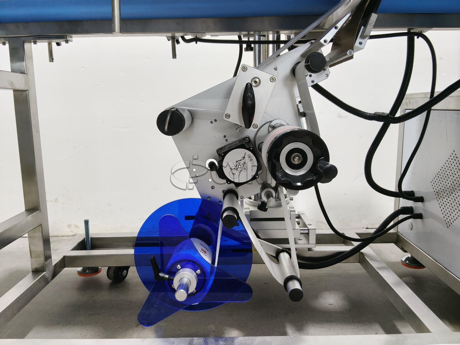 Flat labeling machine under pressure