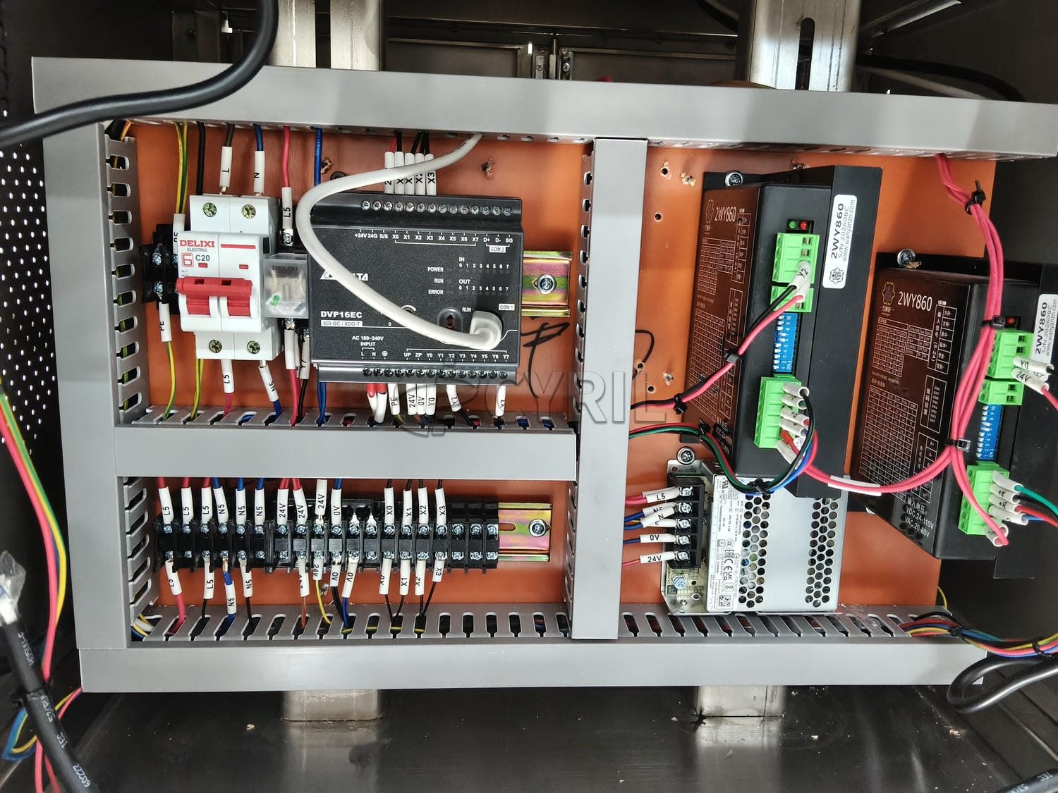 Flat labeling machine under pressure