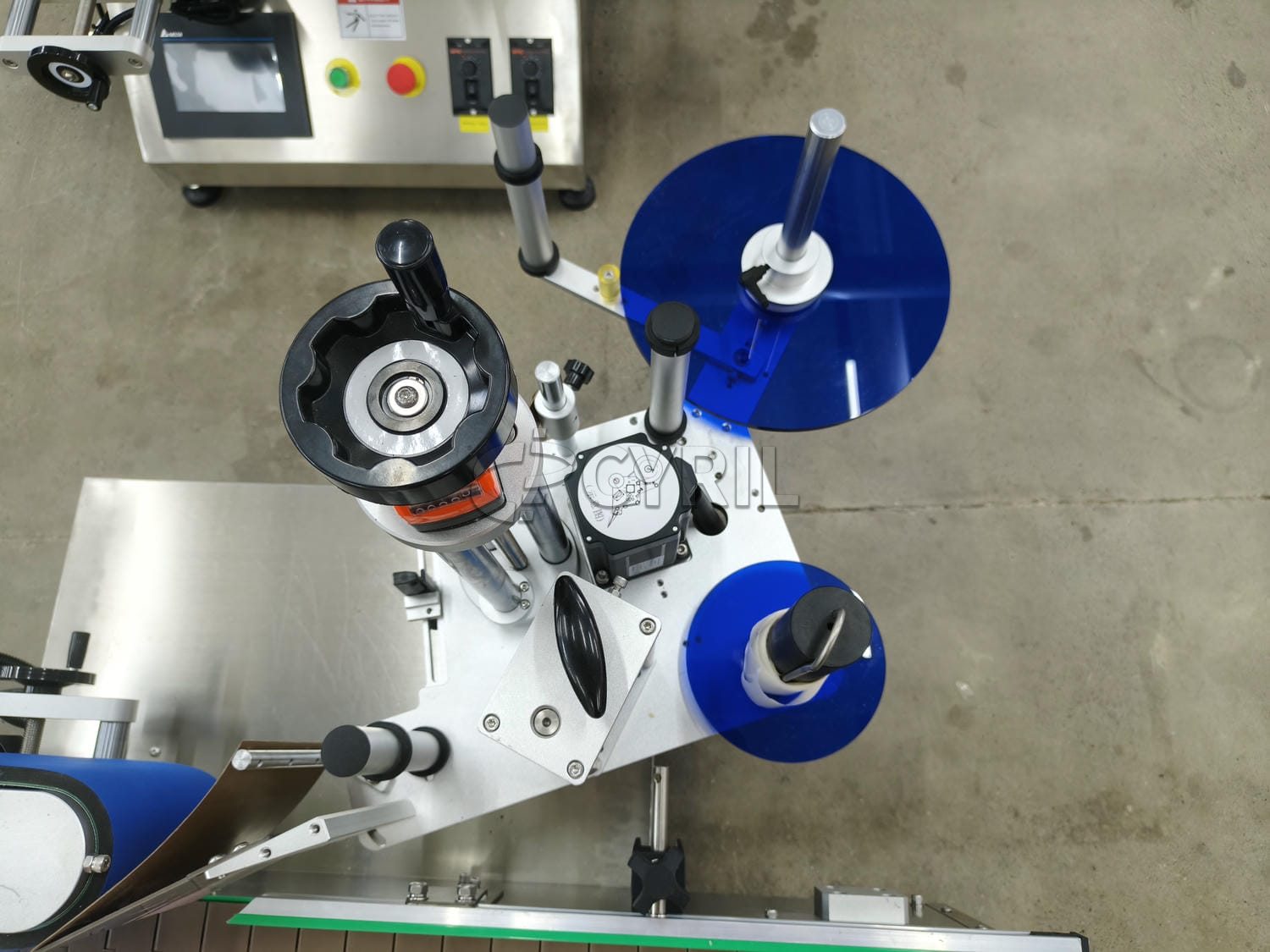 Desktop round bottle rolling labeling machine
