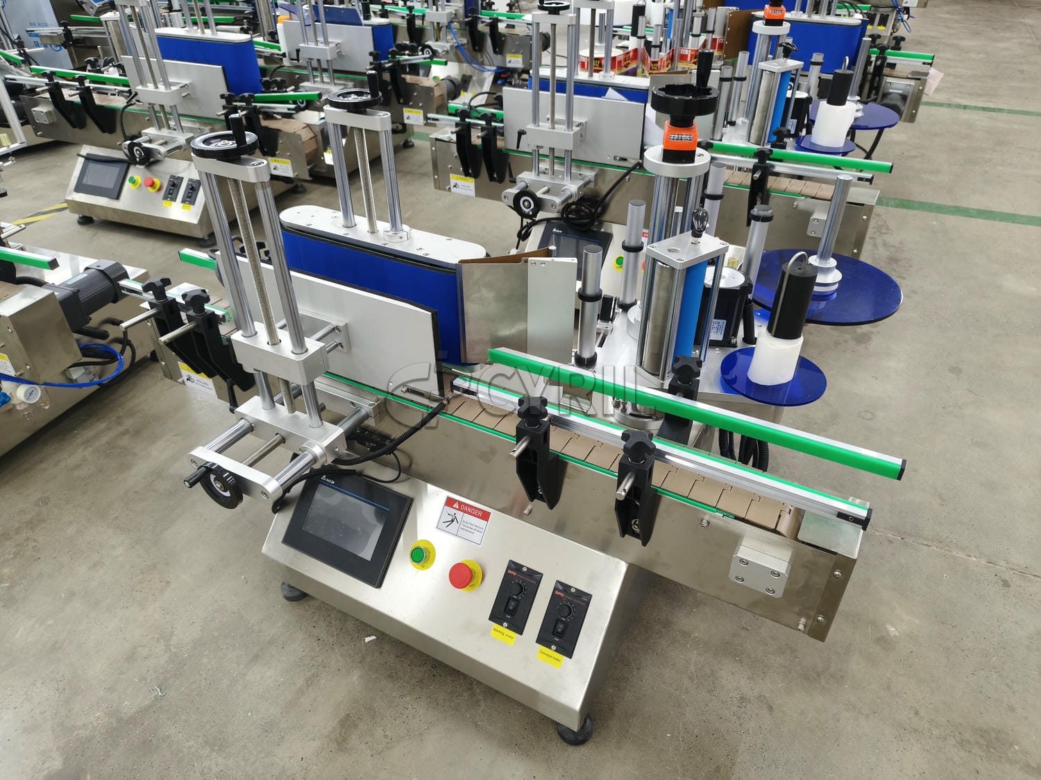 Desktop round bottle rolling labeling machine
