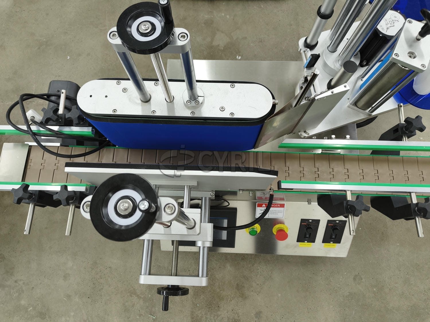 Desktop round bottle rolling labeling machine