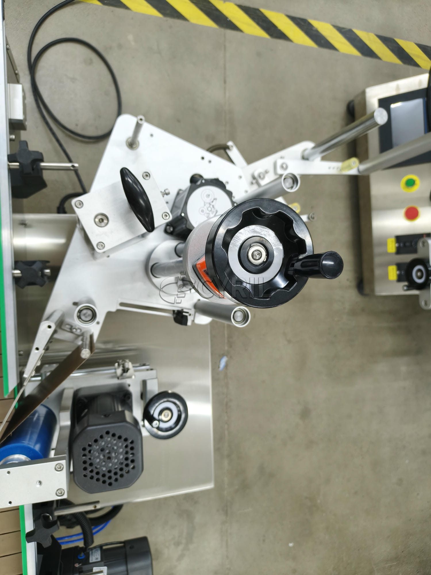 Desktop round bottle positioning labeling machine