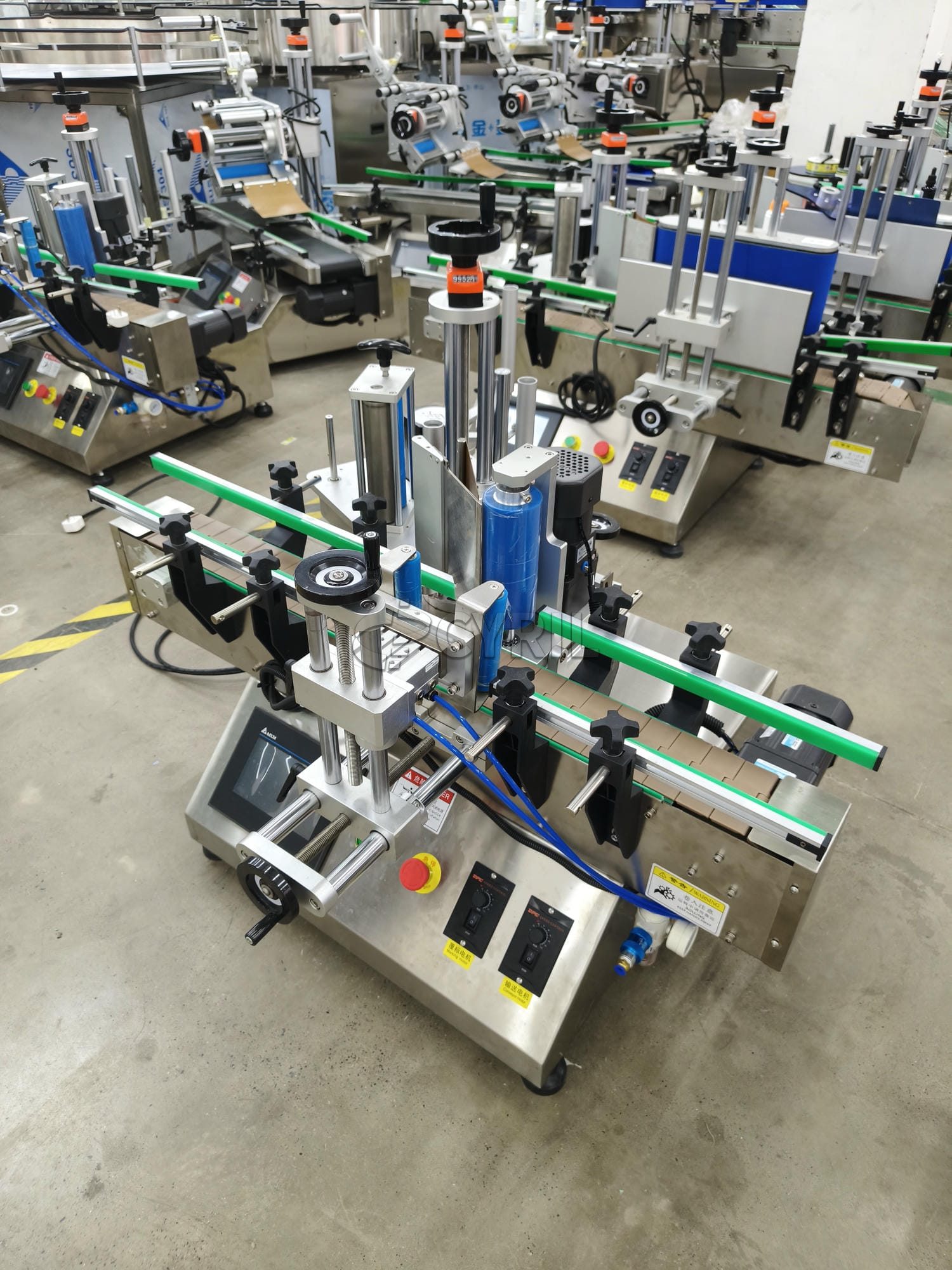 Desktop round bottle positioning labeling machine