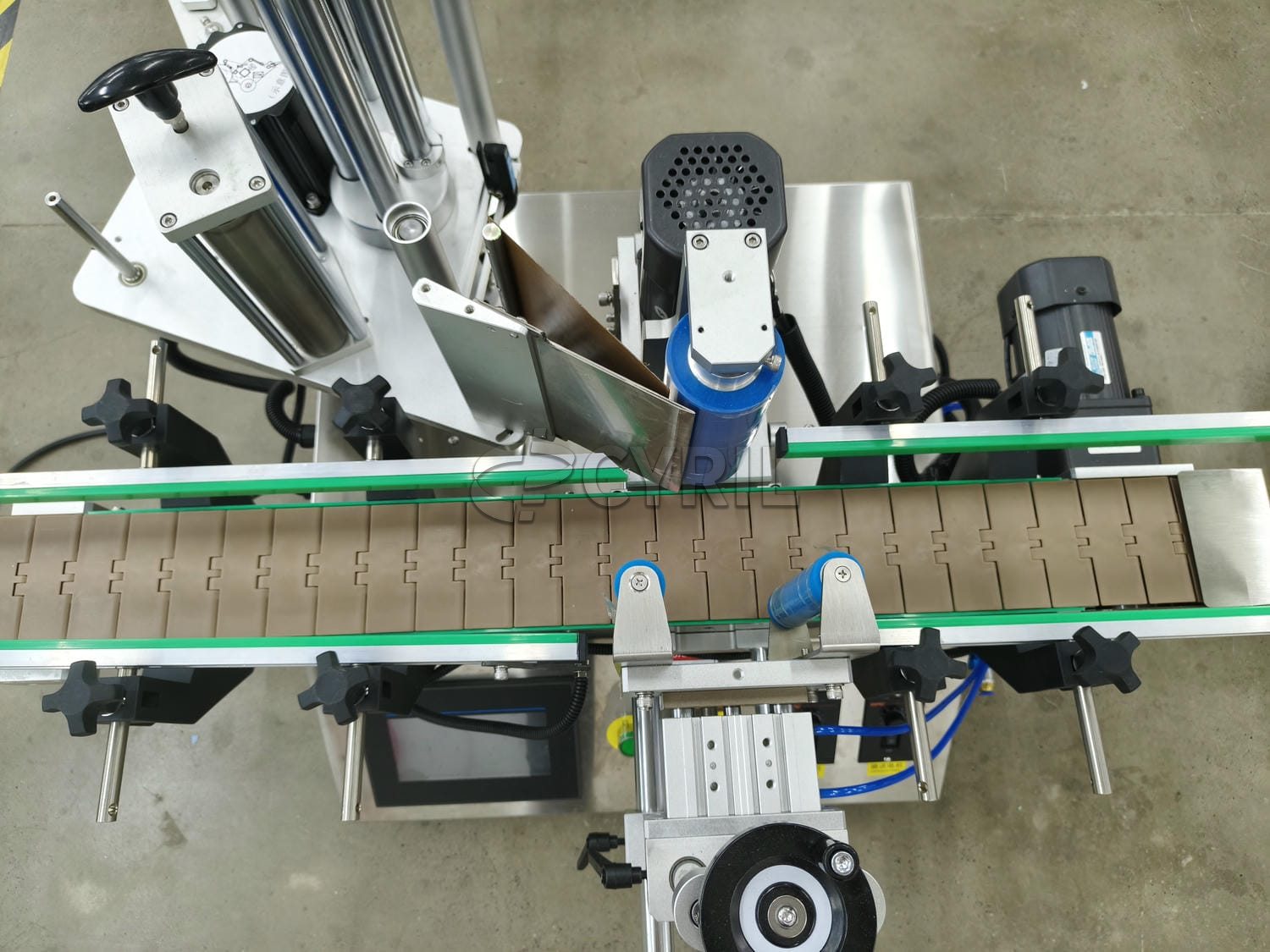 Desktop round bottle positioning labeling machine