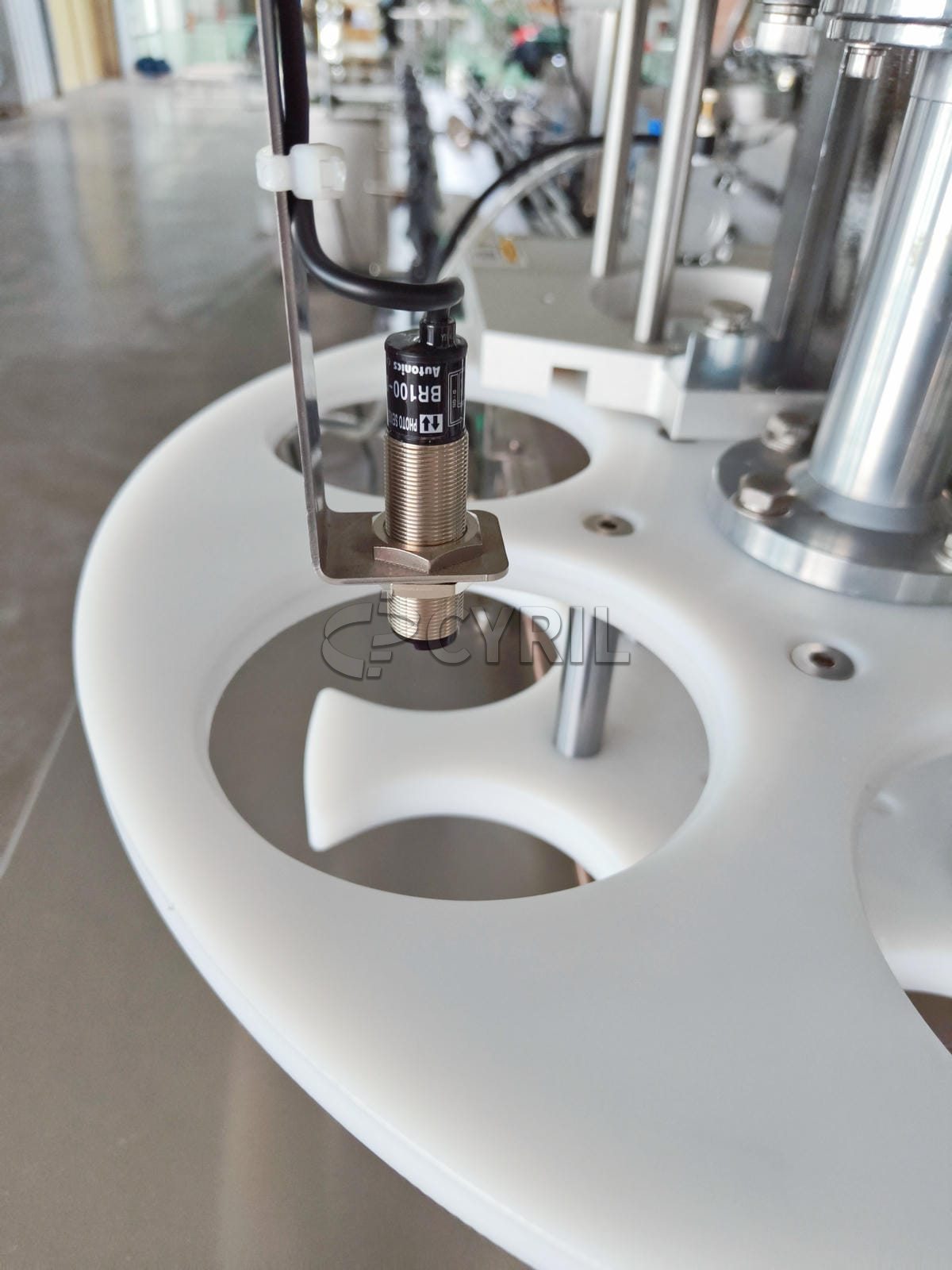 Aluminum cap sealing machine