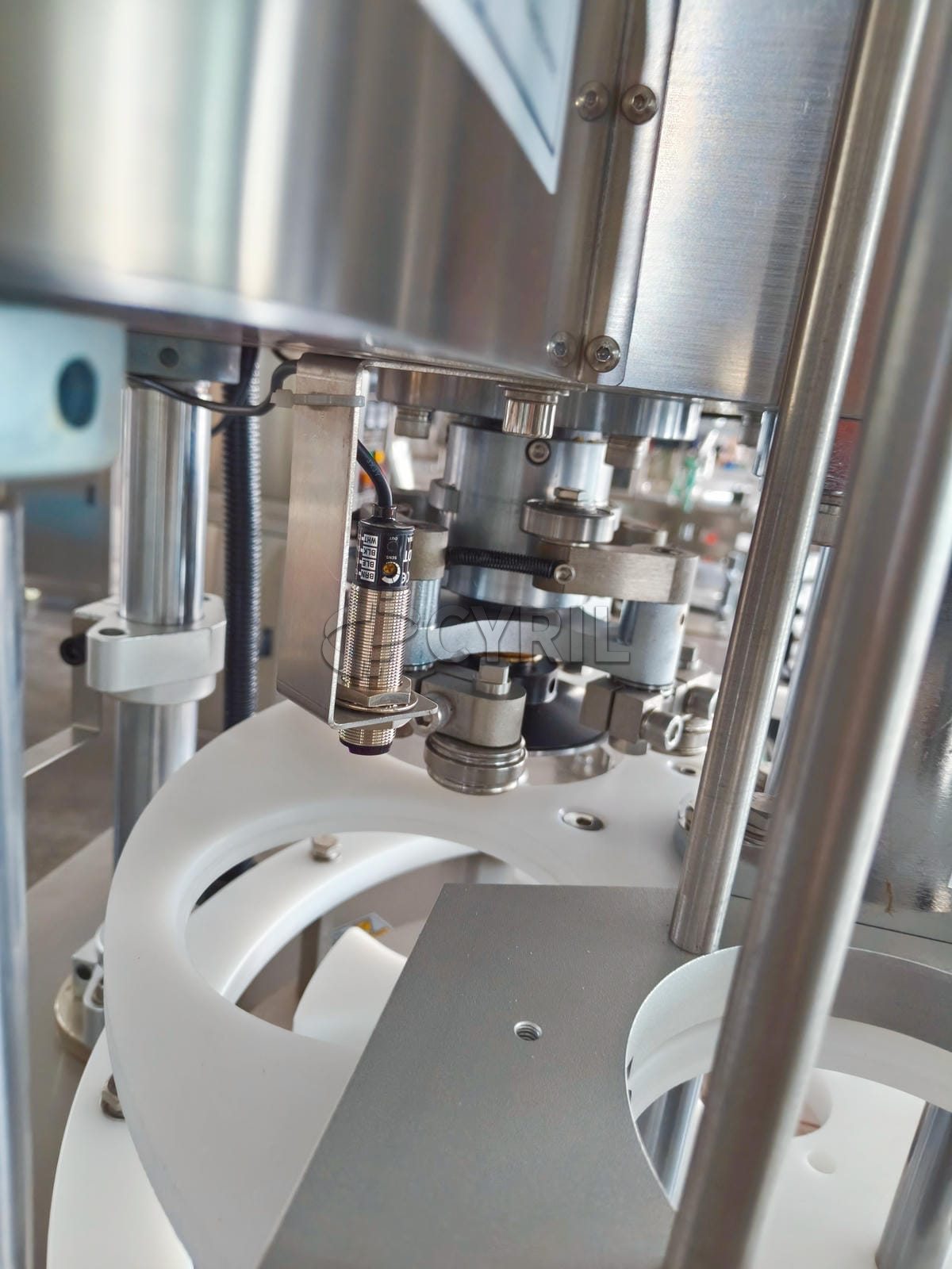 Aluminum cap sealing machine