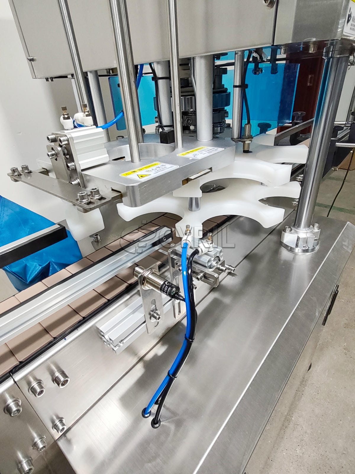 Rotary disc aluminum cap sealing machine