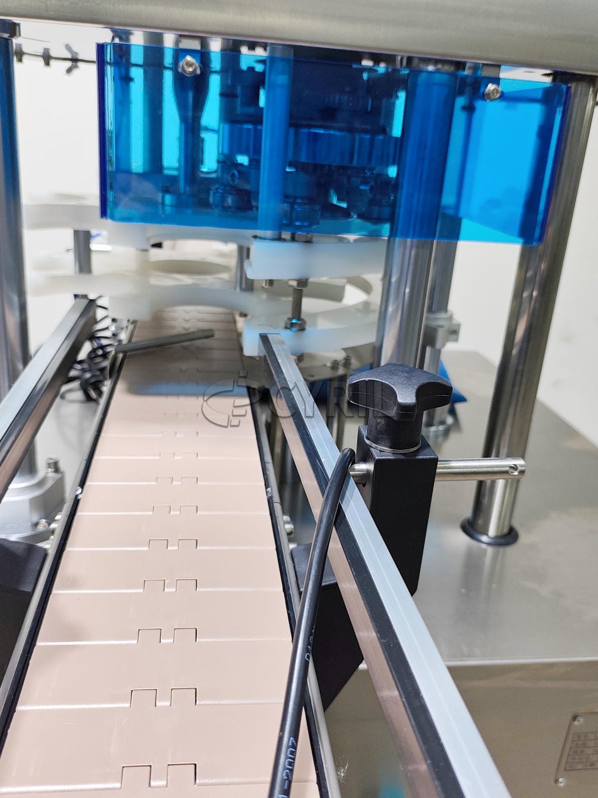 Rotary disc aluminum cap sealing machine