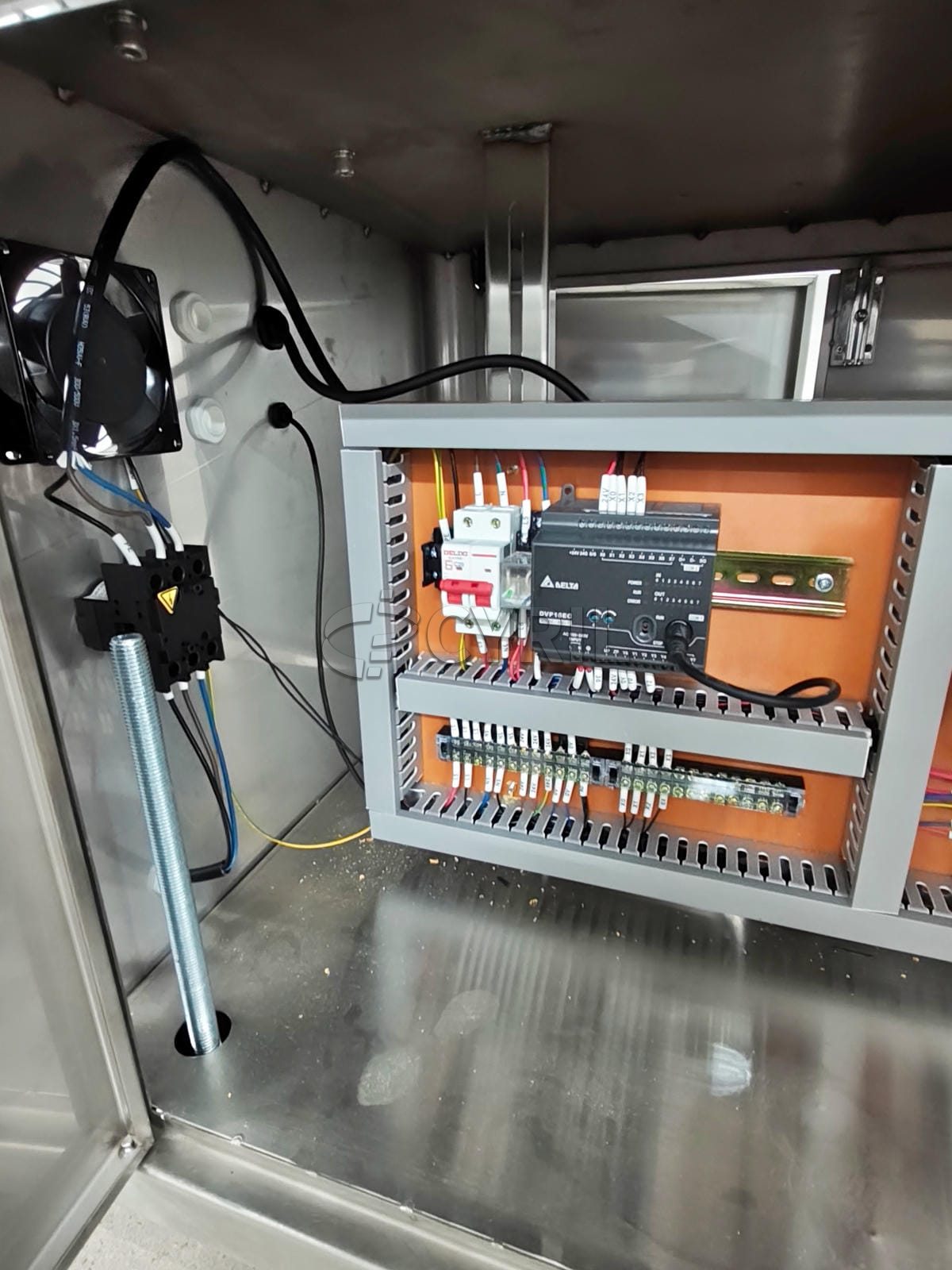 Clamp flat labeling machine