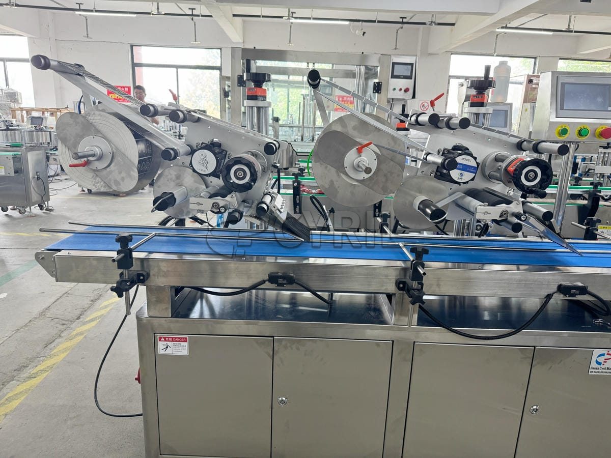 Double-head flat labeling machine