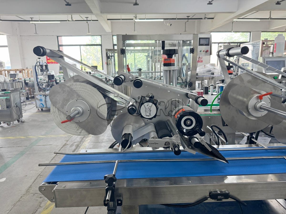 Double-head flat labeling machine