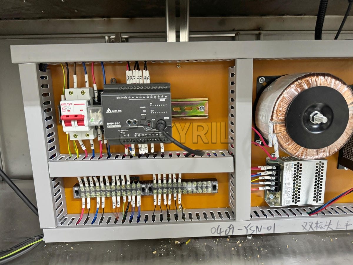 Double-head flat labeling machine