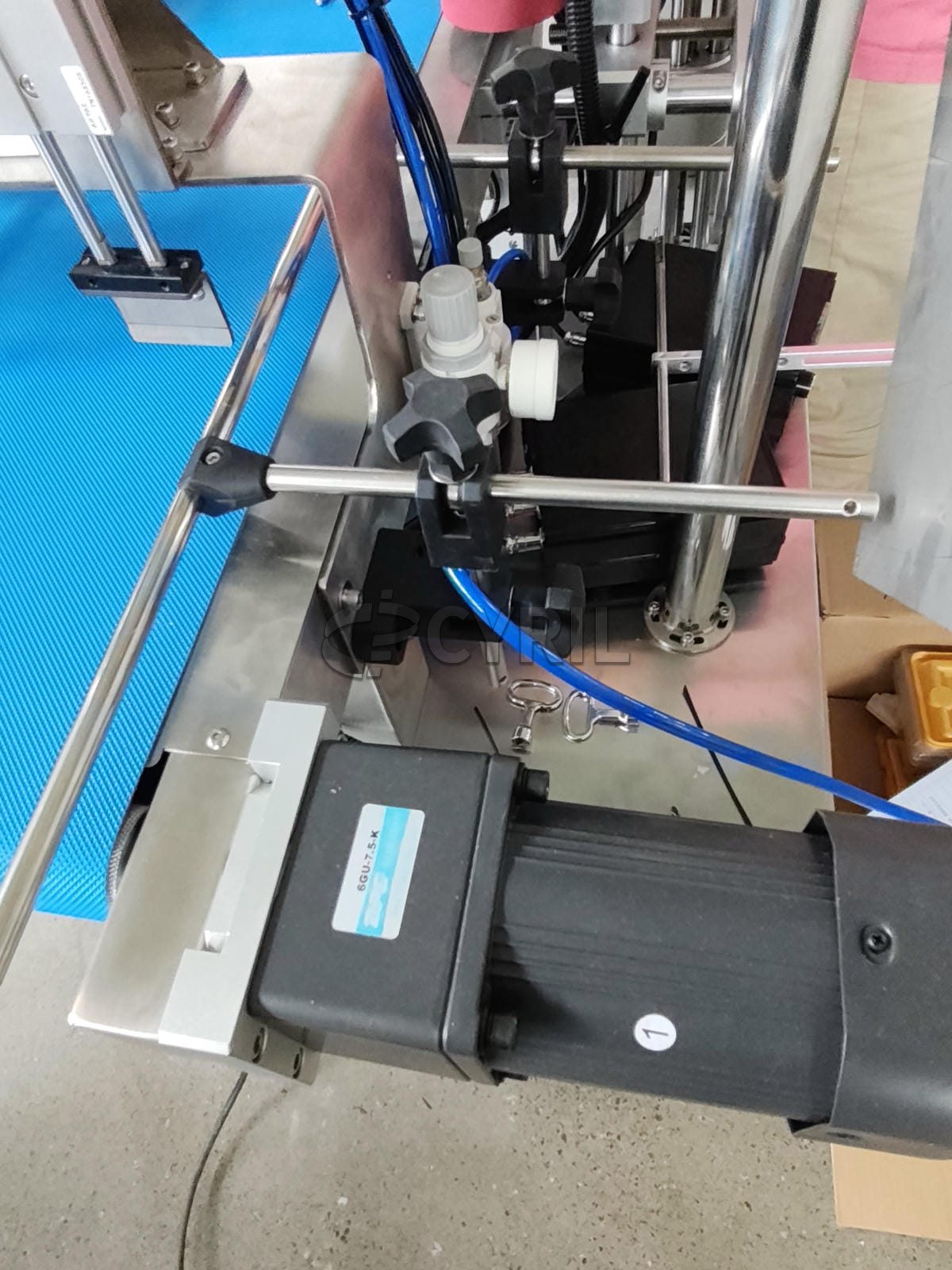 Upper and lower labeling machine