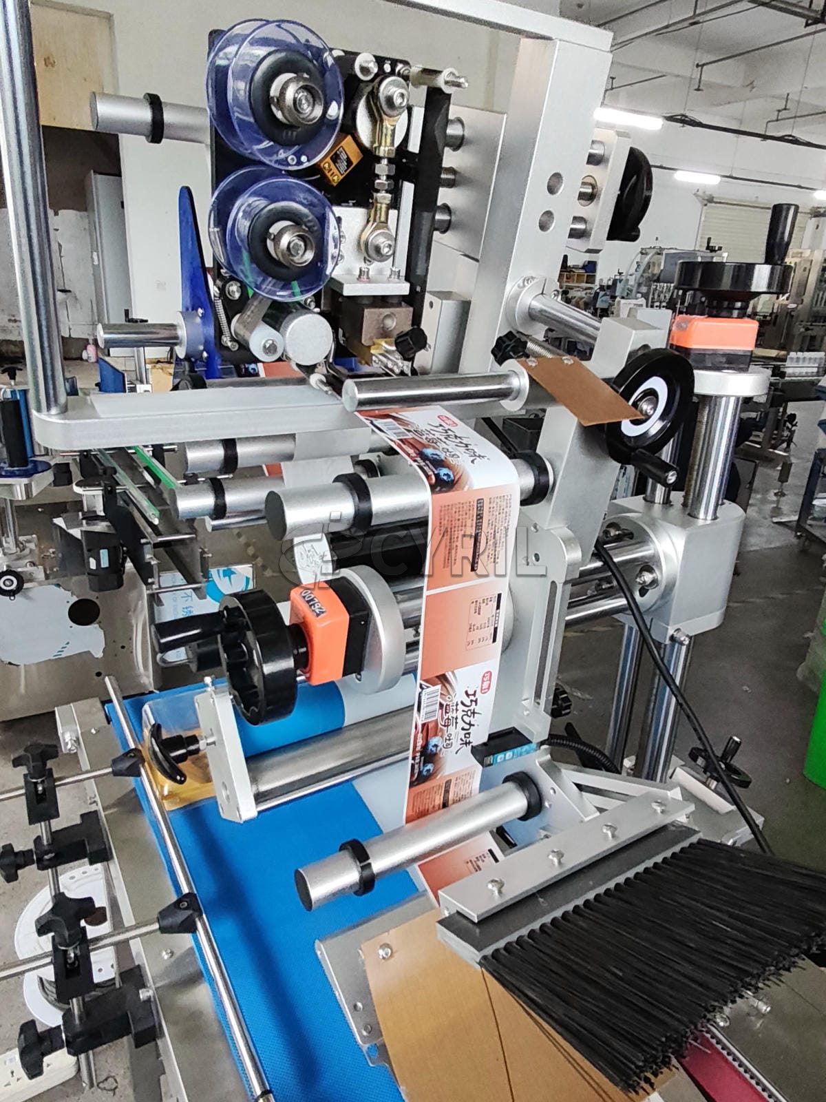 Upper and lower labeling machine