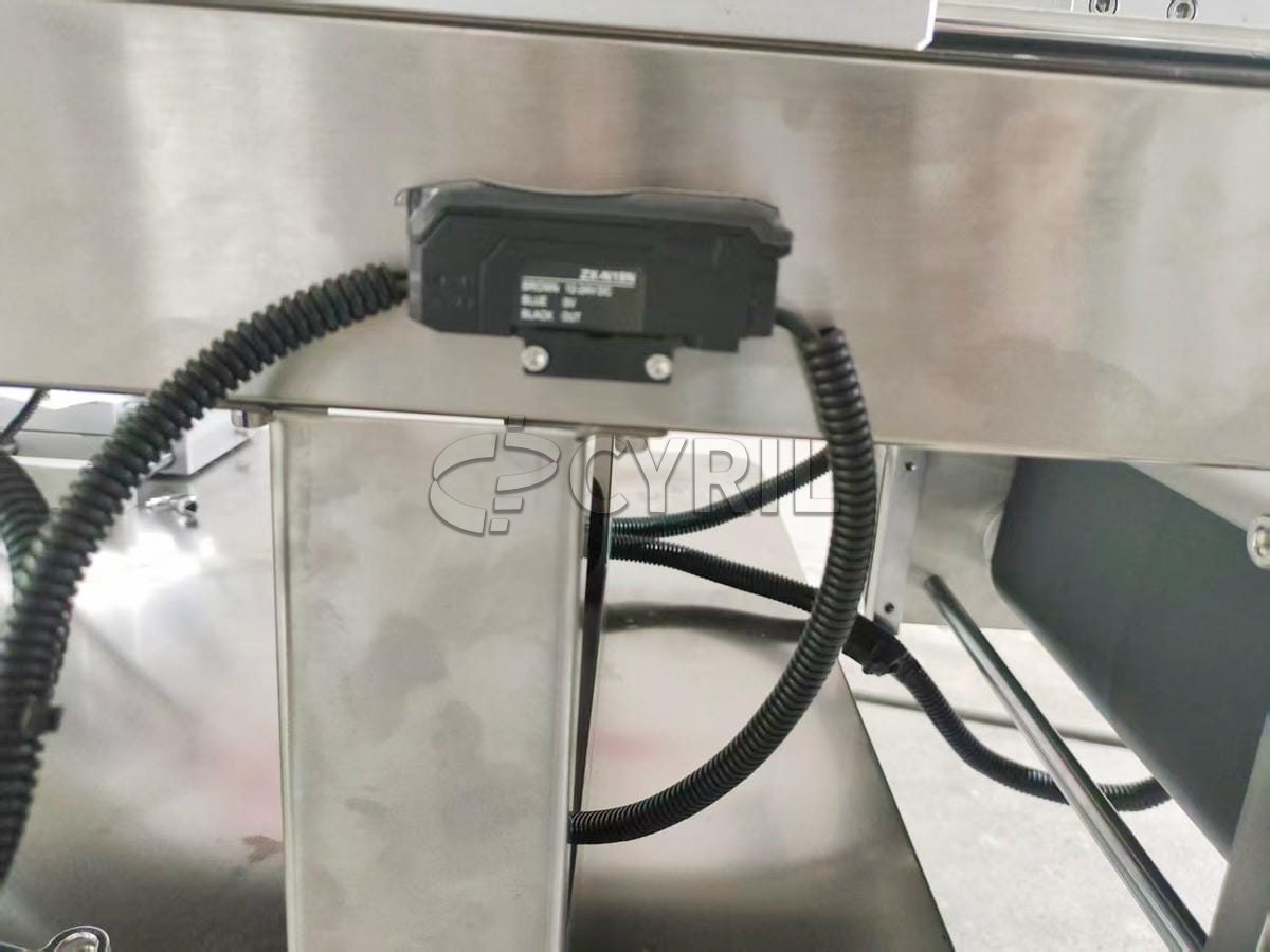 Top side labeling machine