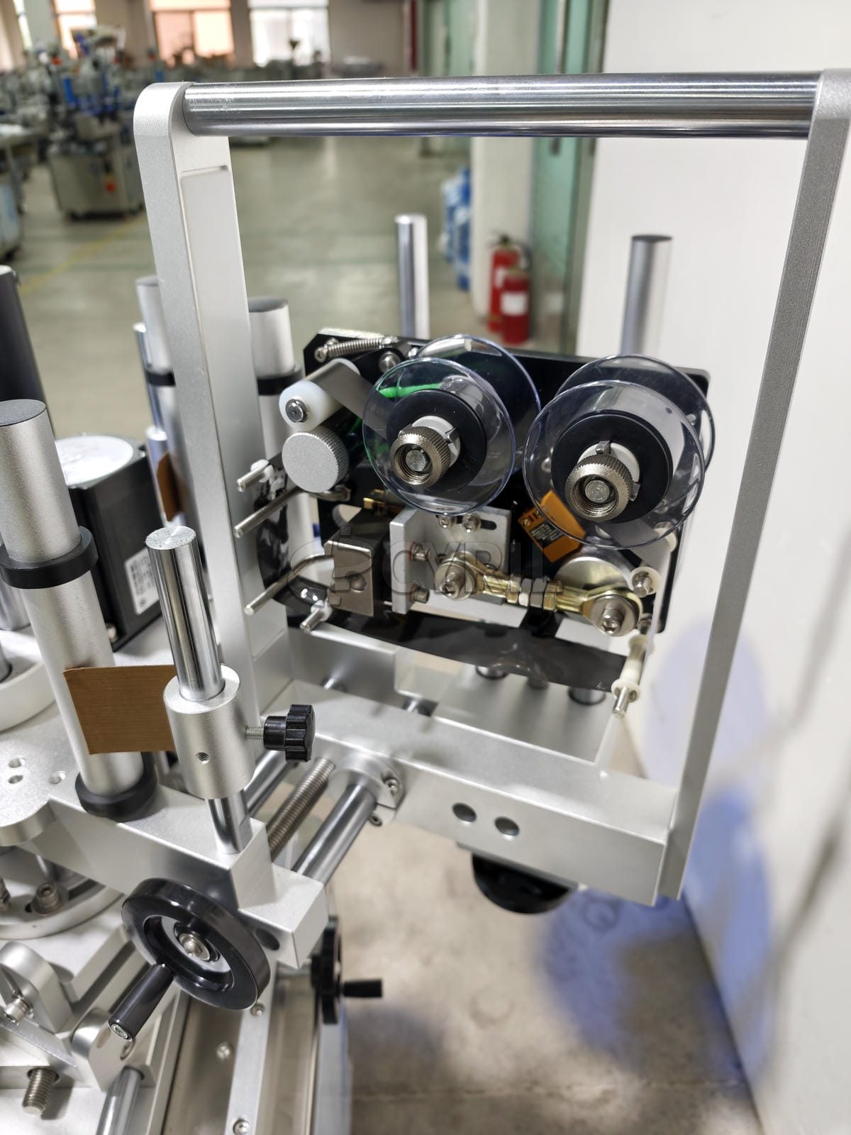 Round bottle positioning labeling machine