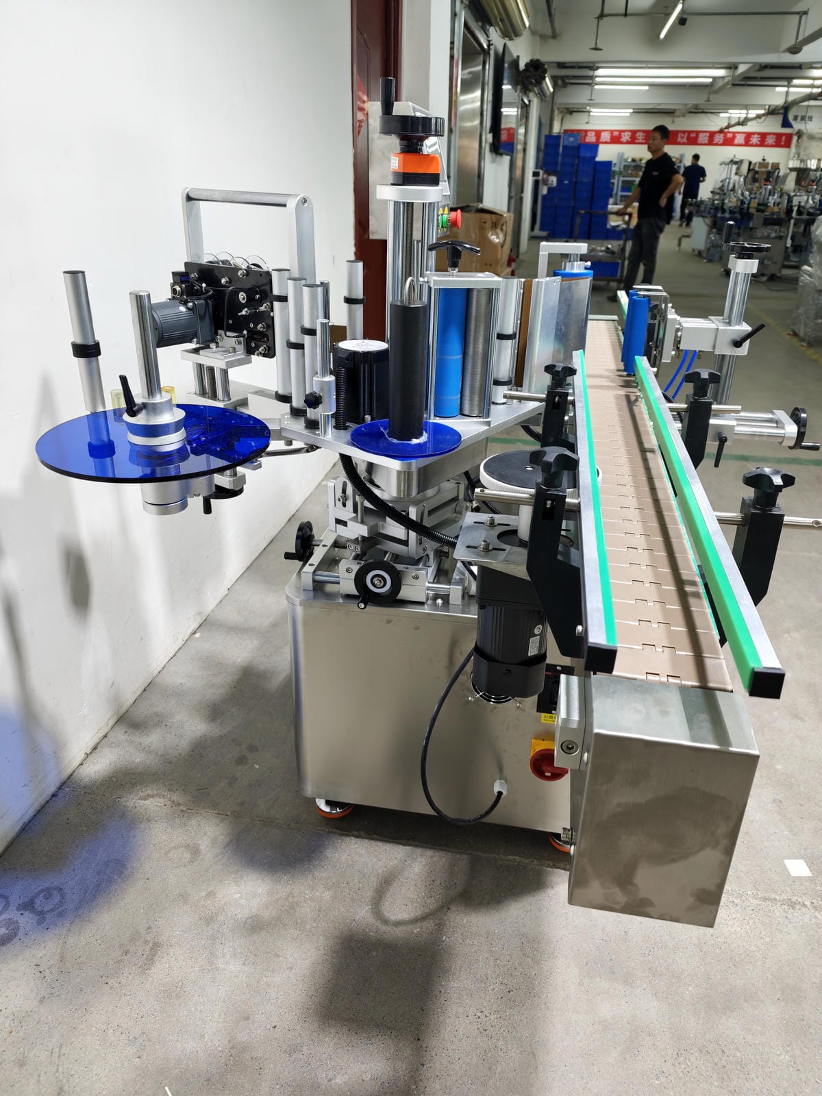 Round bottle positioning labeling machine