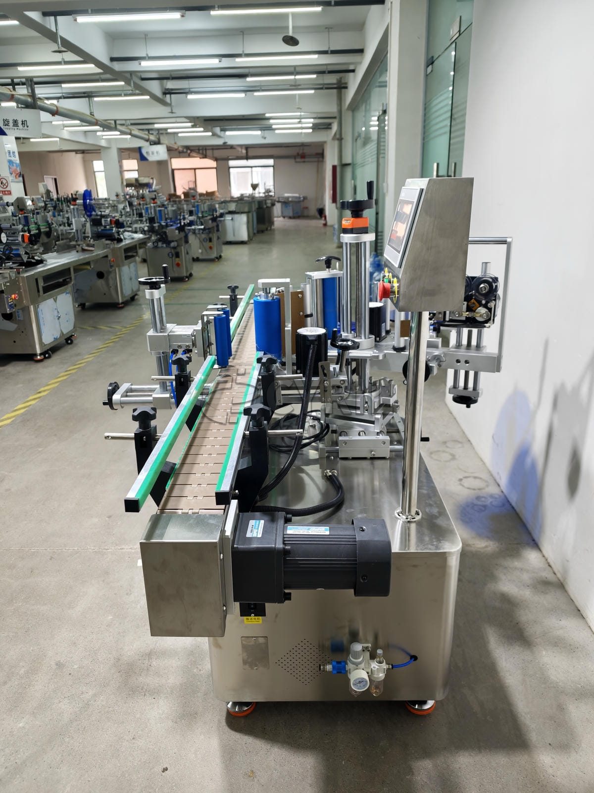 Round bottle positioning labeling machine