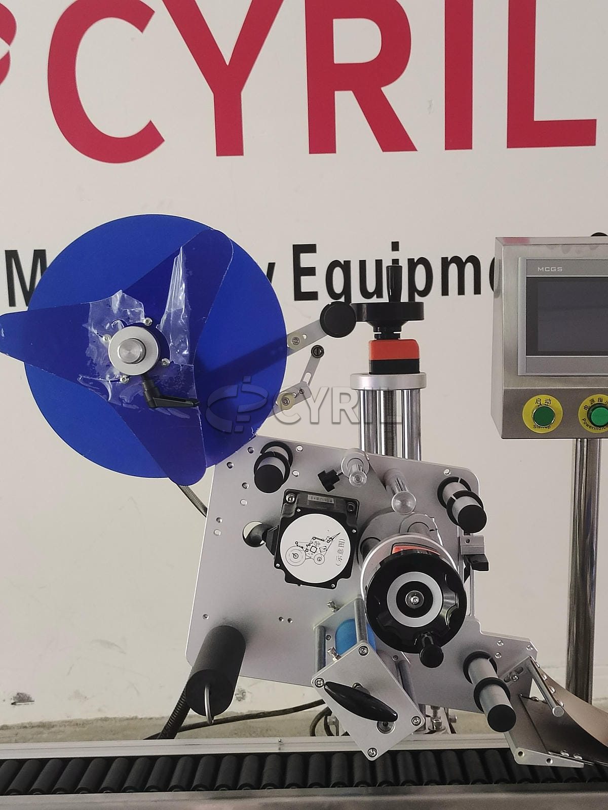 Horizontal round bottle labeling machine