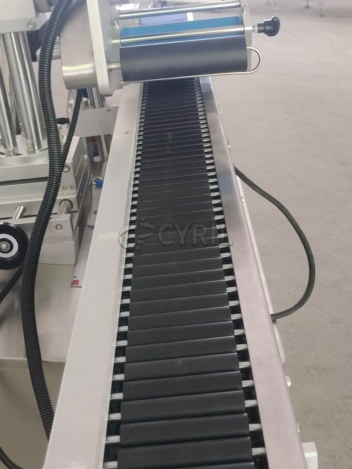 Horizontal round bottle labeling machine