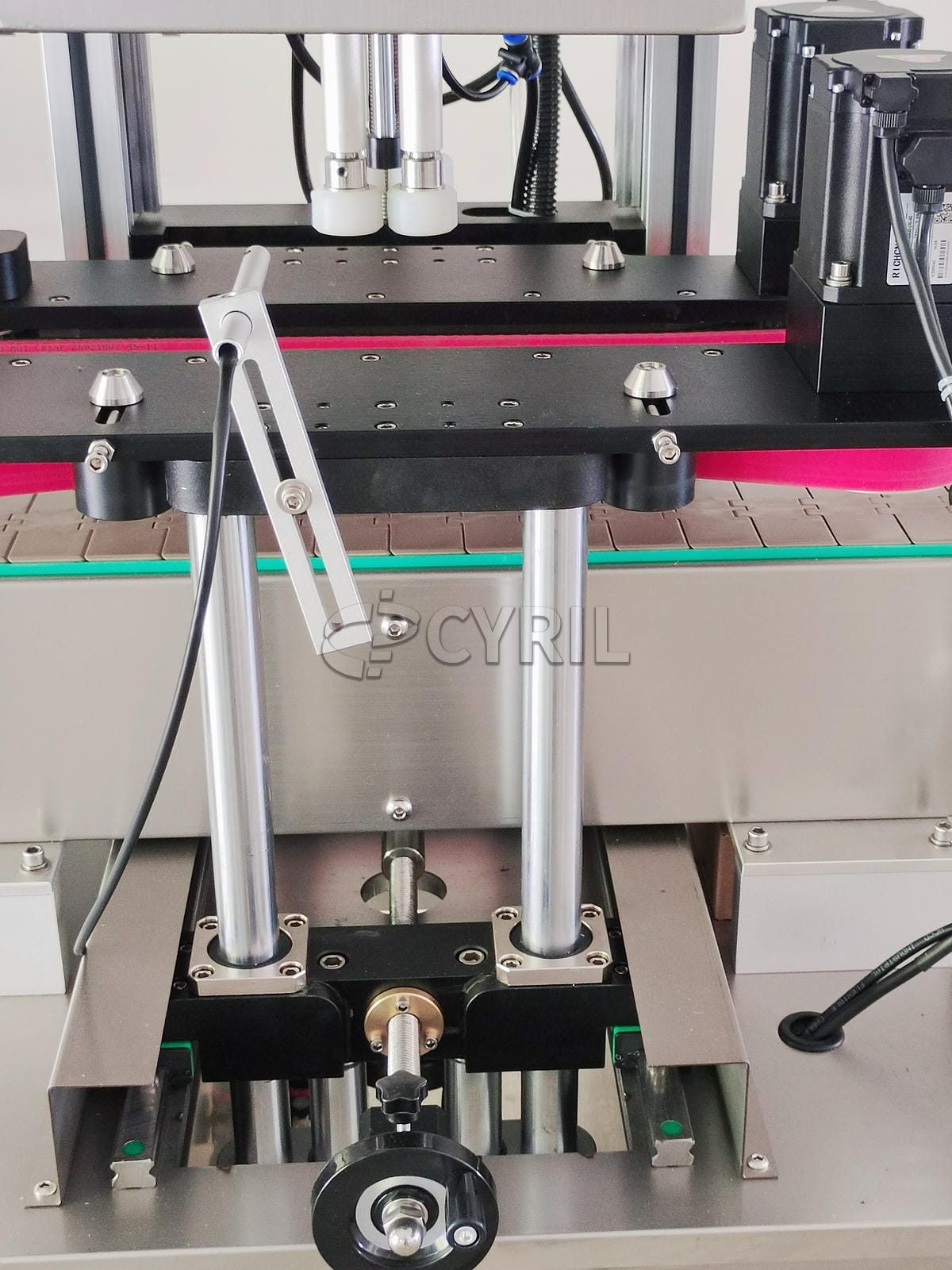 Four-wheel capping machine