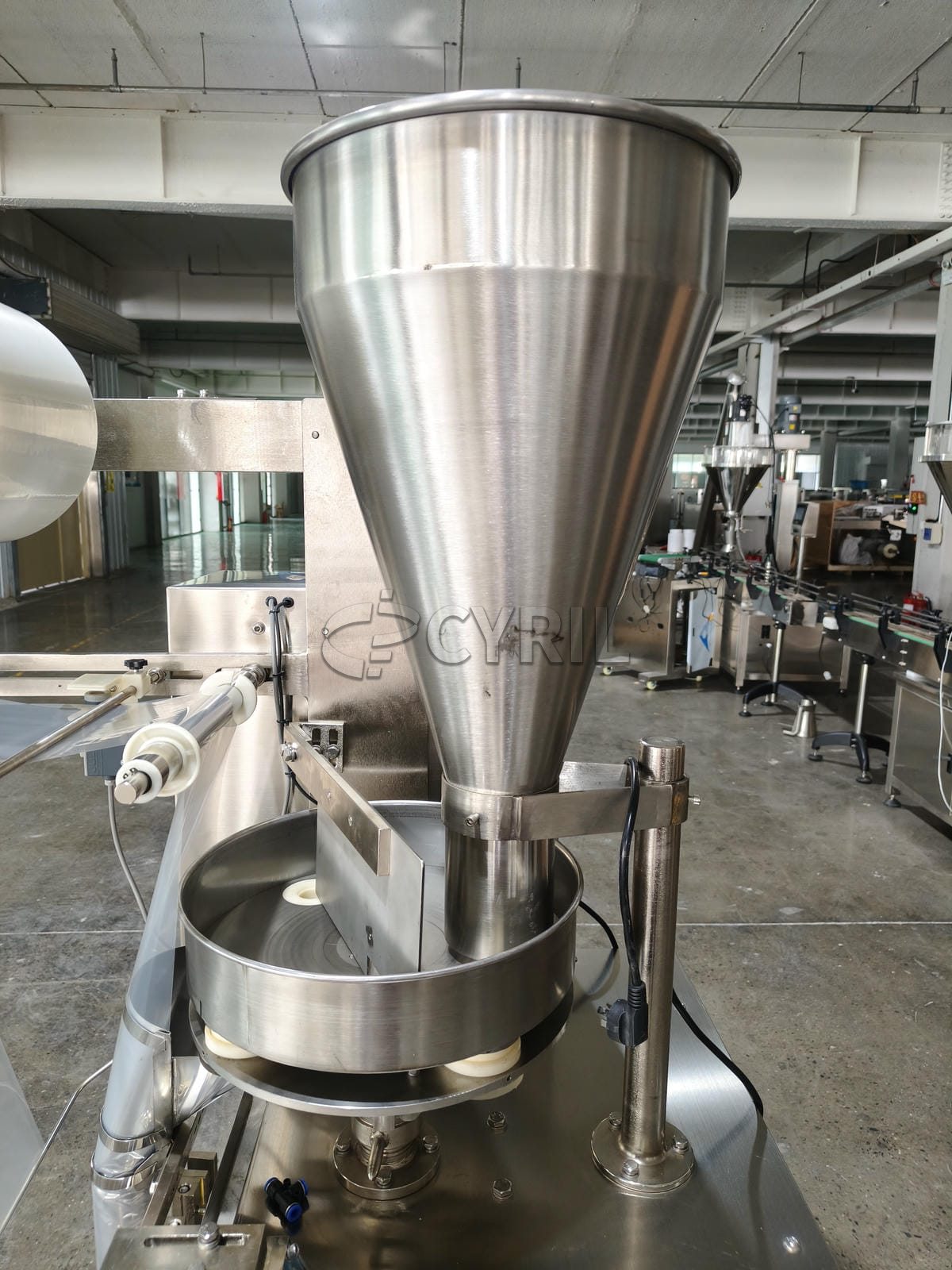 Fully automatic turntable granule packaging machine