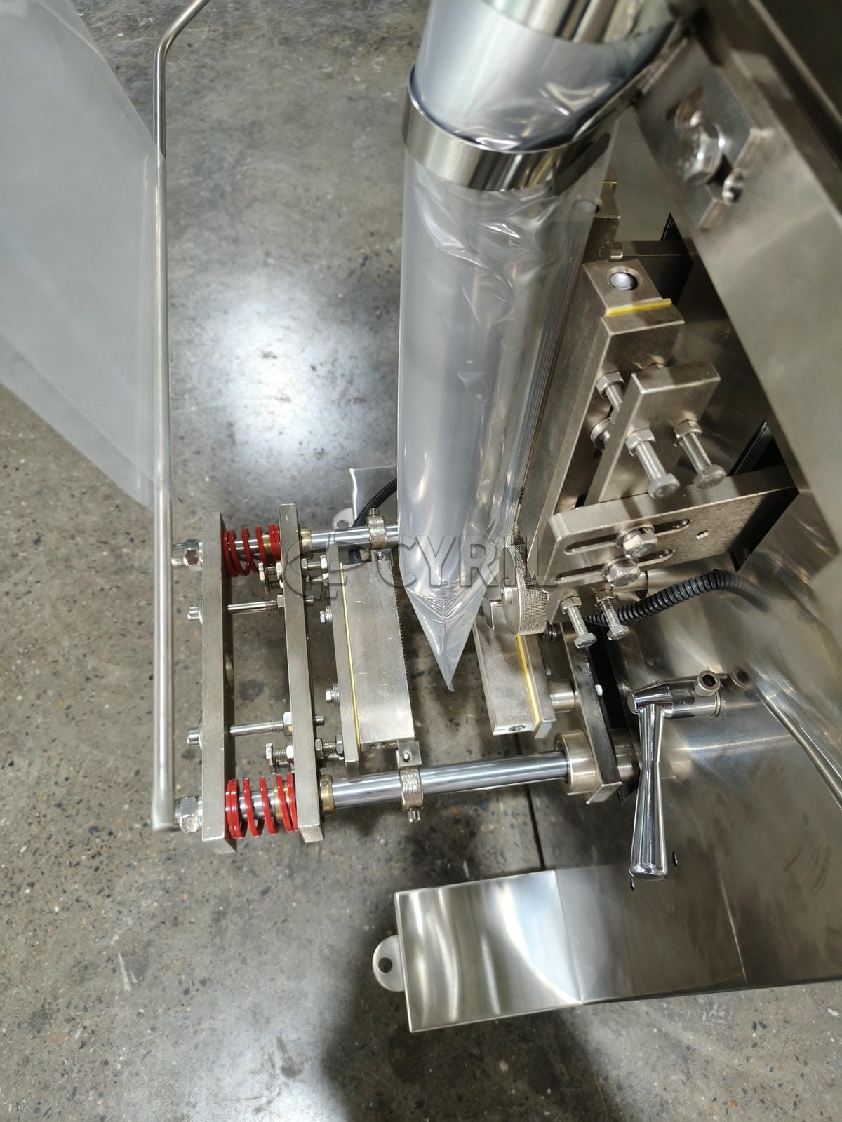 Fully automatic turntable granule packaging machine