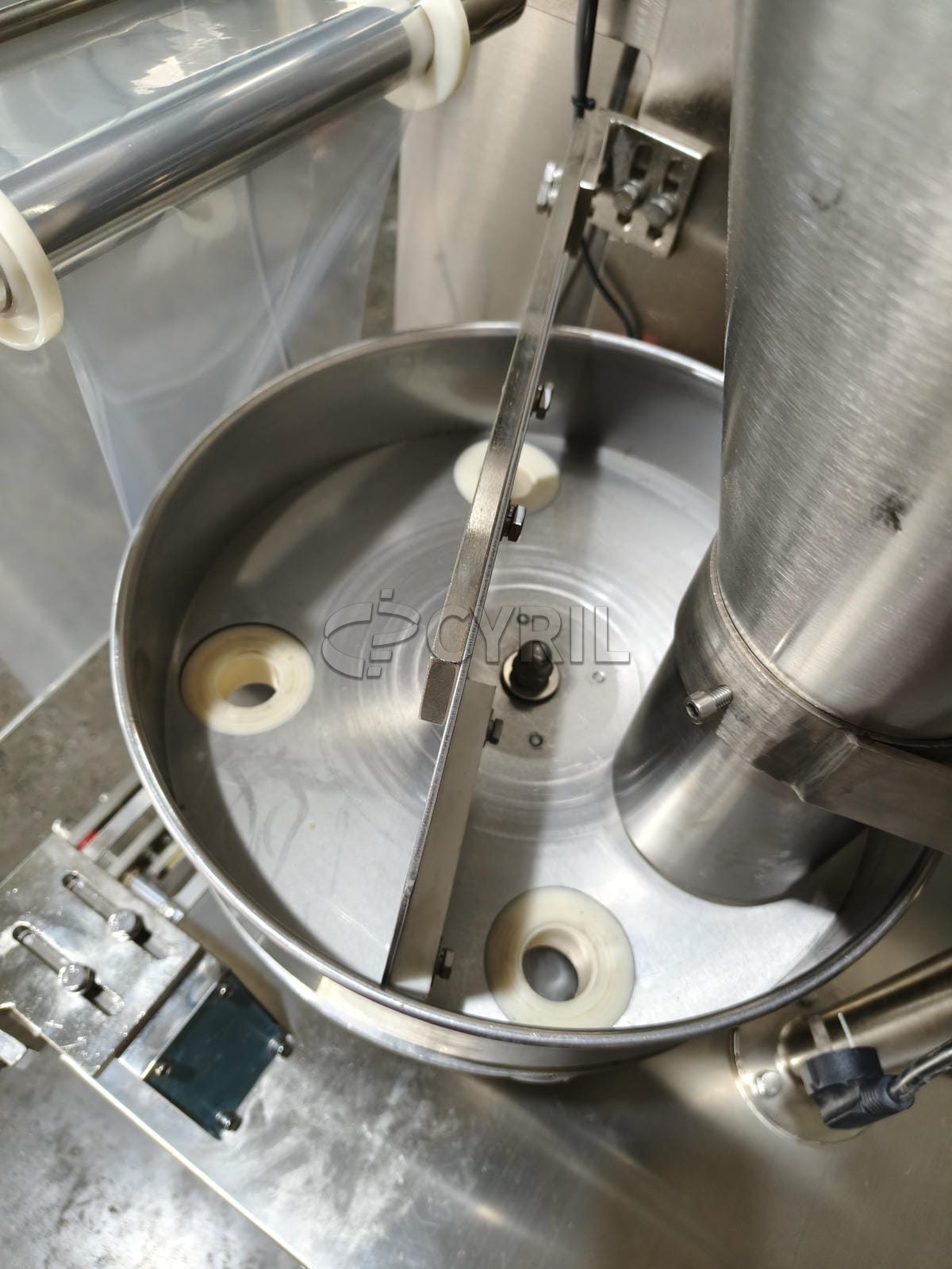 Fully automatic turntable granule packaging machine