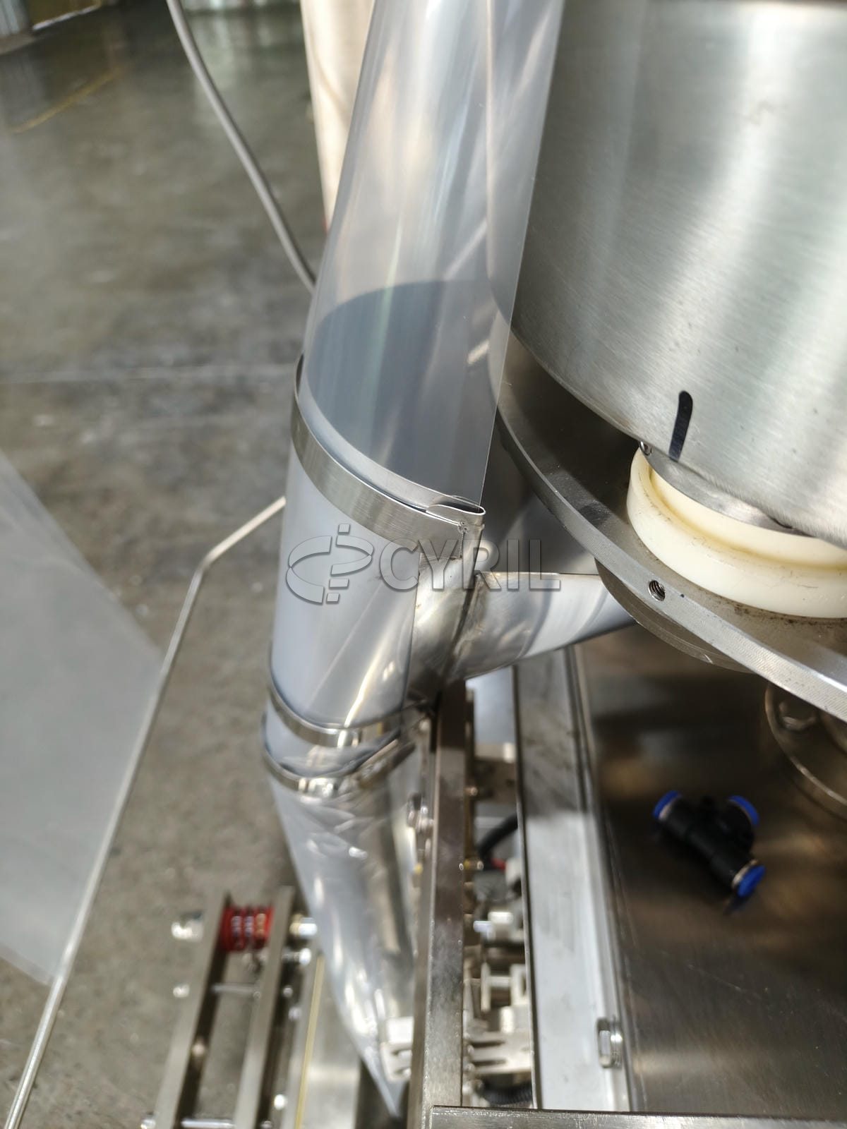 Fully automatic turntable granule packaging machine