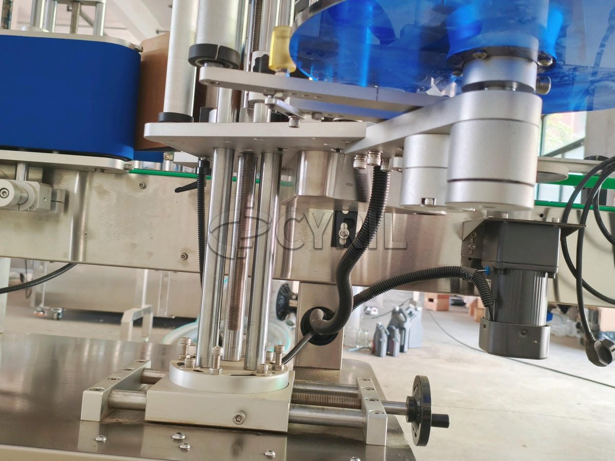 Fully automatic round bottle rolling labeling machine