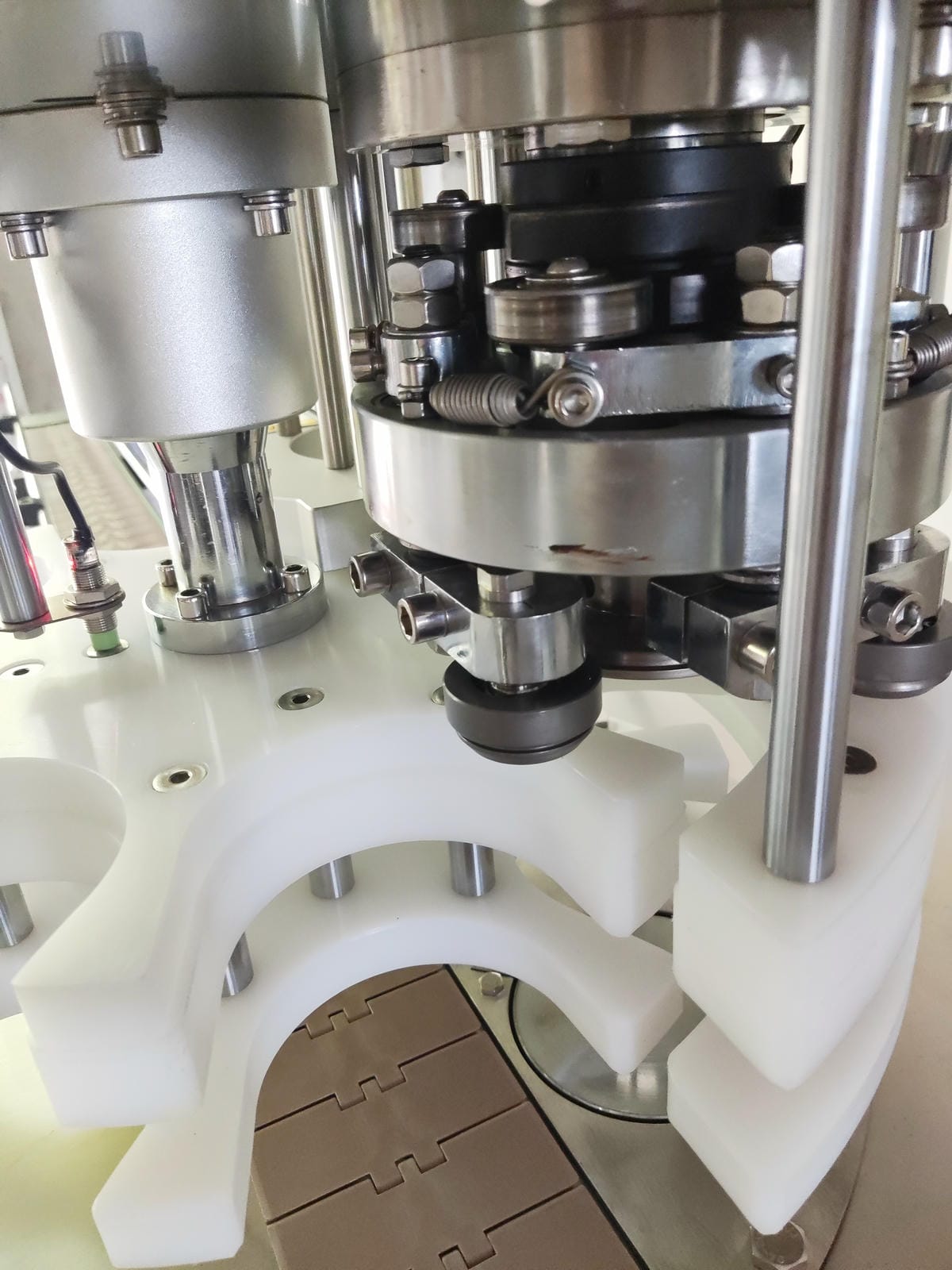 Fully automatic aluminum cap capping machine