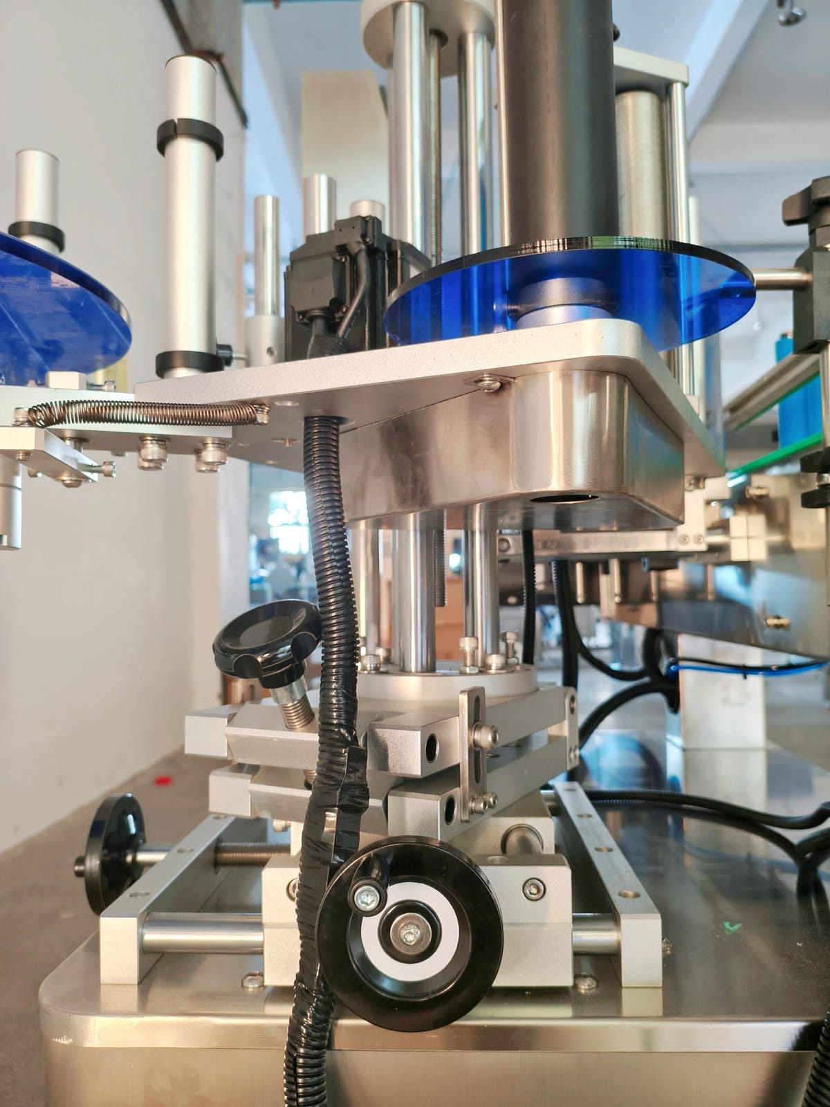Round bottle positioning labeling machine + Delta