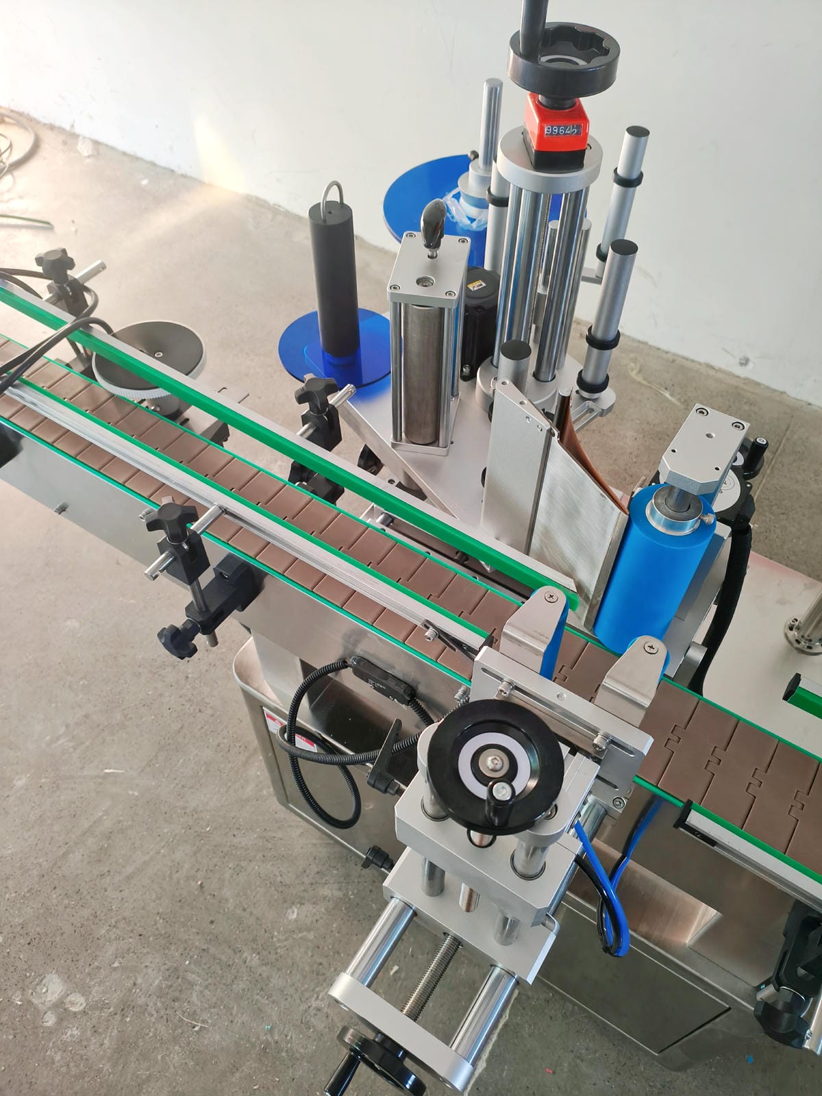 Round bottle positioning labeling machine + Delta