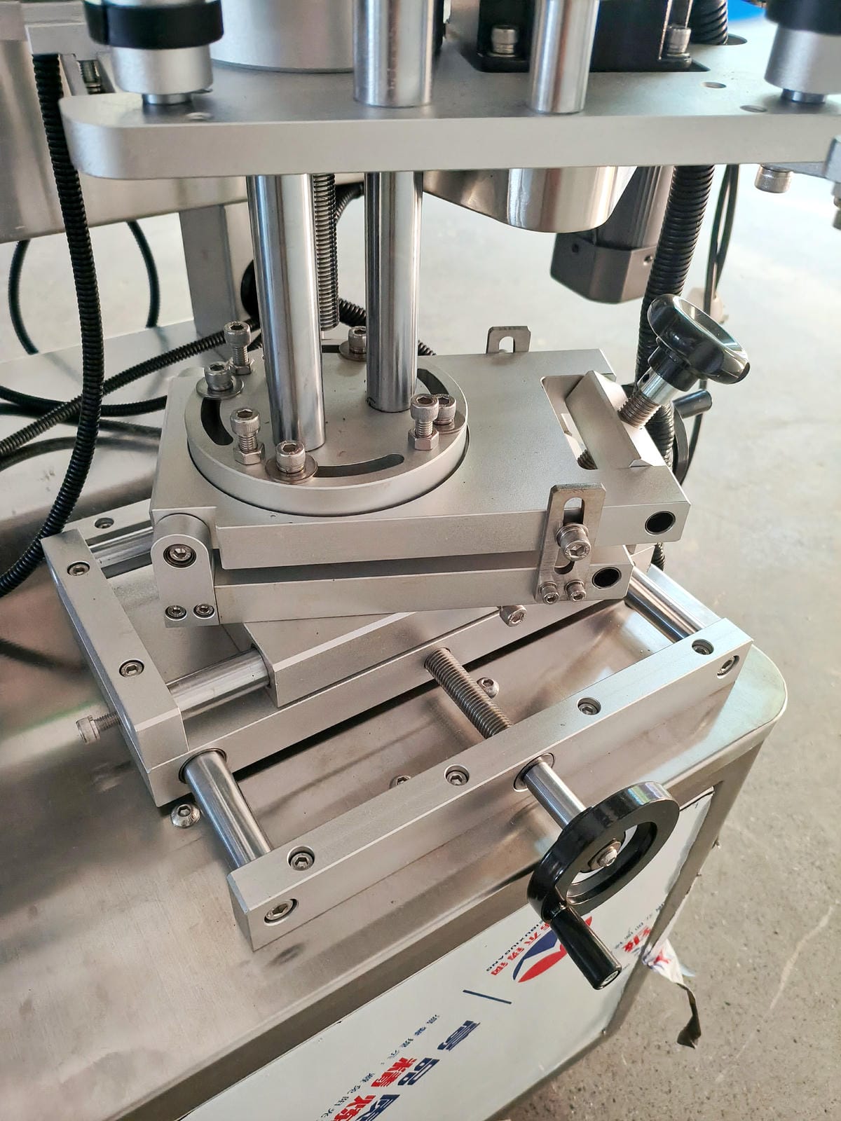 Round bottle positioning labeling machine + Delta