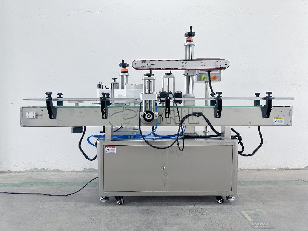 How should a flat-surface labeling machine be adjusted to ensure labeling accuracy?